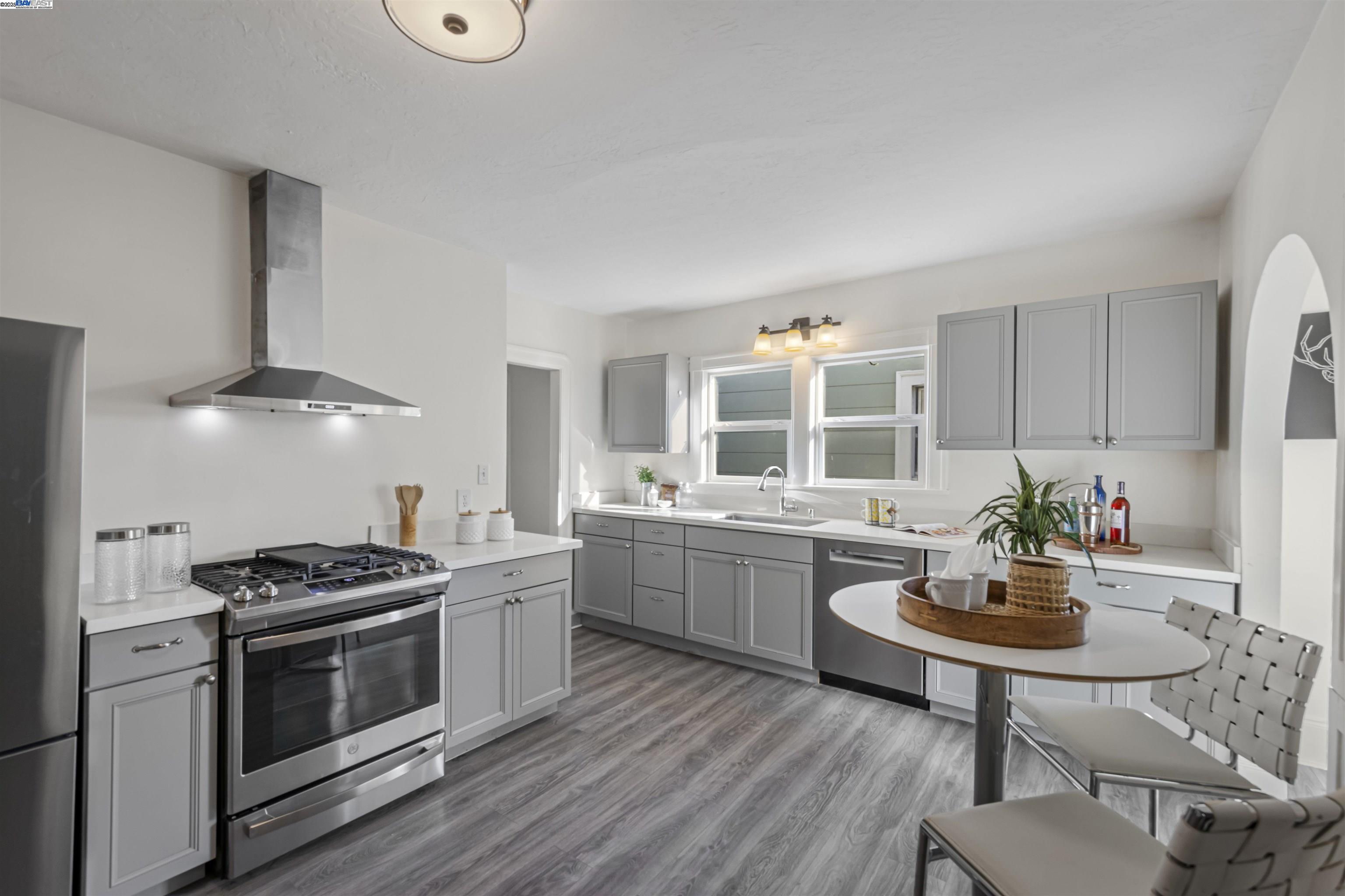 Detail Gallery Image 12 of 32 For 9937 Dante Ave, Oakland,  CA 94603 - 2 Beds | 1 Baths