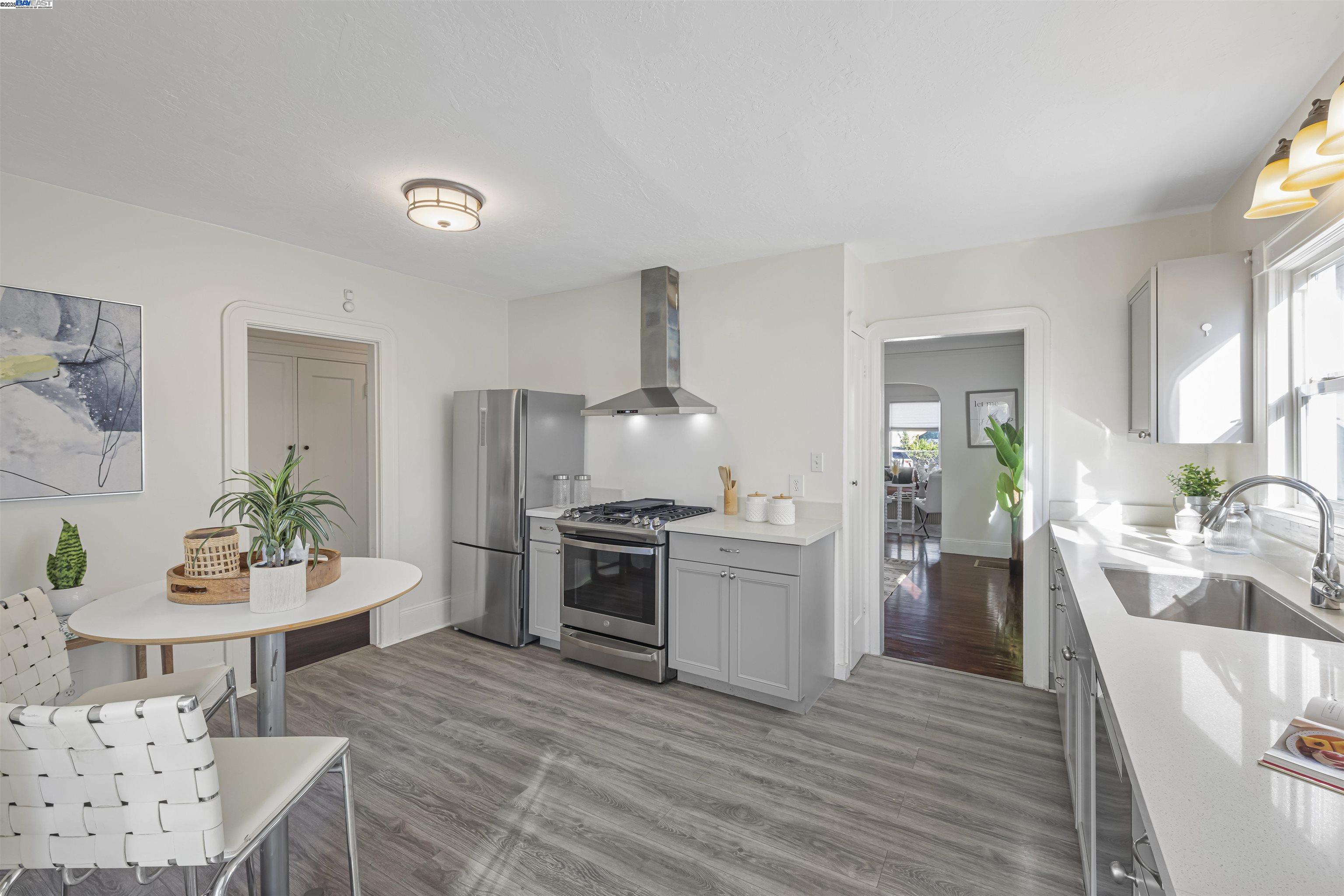 Detail Gallery Image 14 of 32 For 9937 Dante Ave, Oakland,  CA 94603 - 2 Beds | 1 Baths