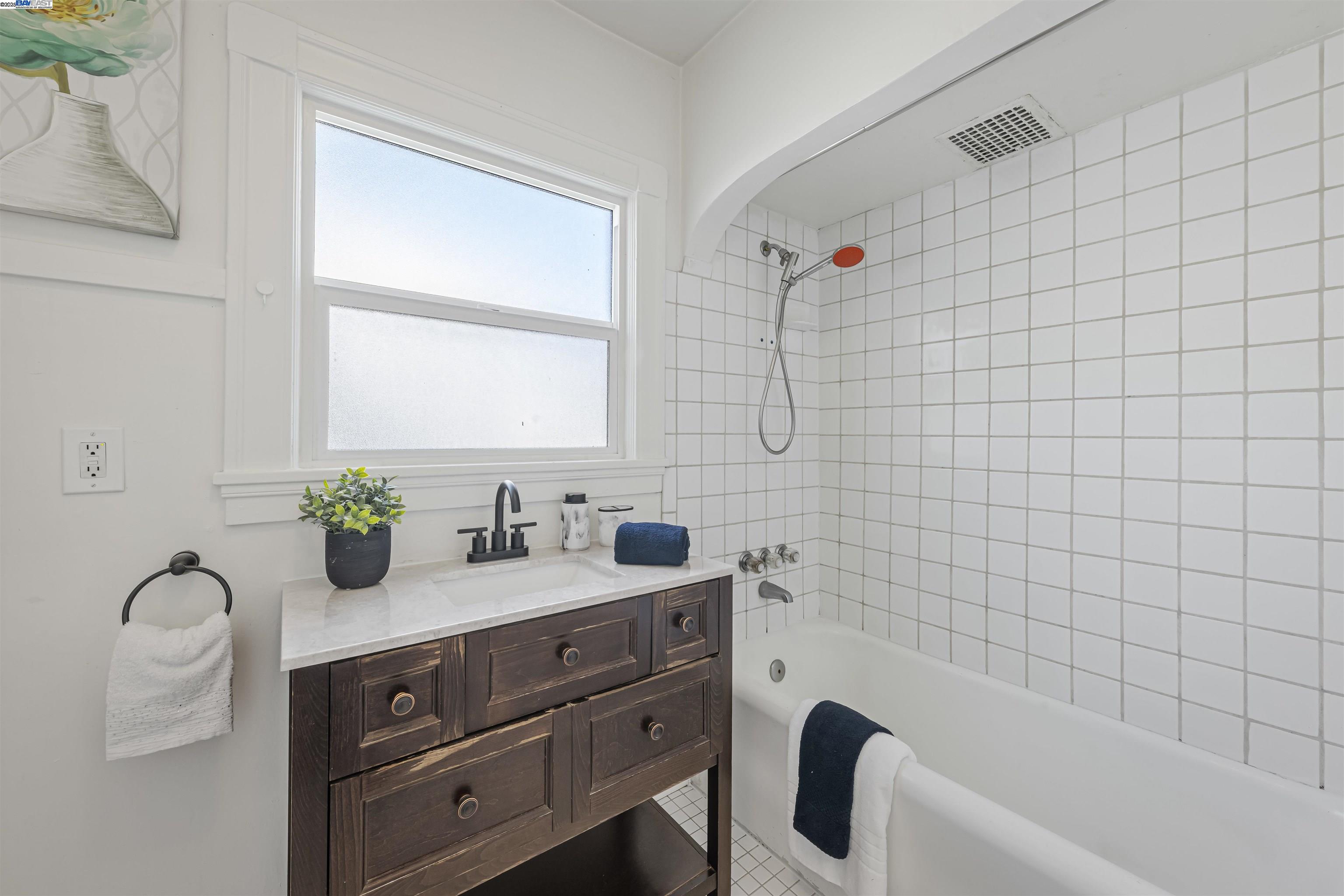 Detail Gallery Image 22 of 32 For 9937 Dante Ave, Oakland,  CA 94603 - 2 Beds | 1 Baths
