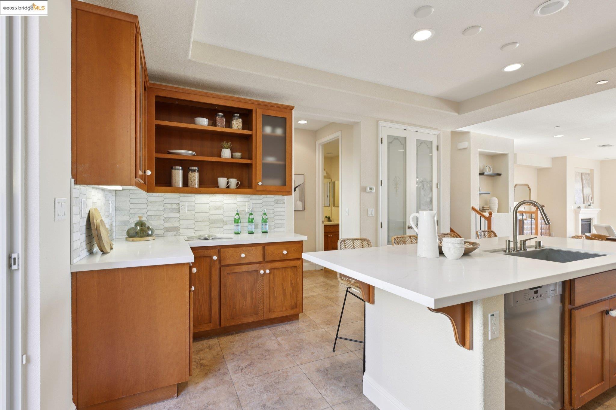 Detail Gallery Image 16 of 55 For 6472 Bayview Dr, Oakland,  CA 94605 - 4 Beds | 3 Baths