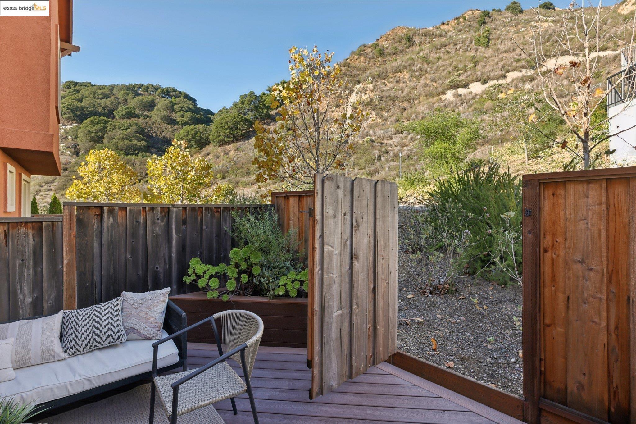 Detail Gallery Image 21 of 55 For 6472 Bayview Dr, Oakland,  CA 94605 - 4 Beds | 3 Baths