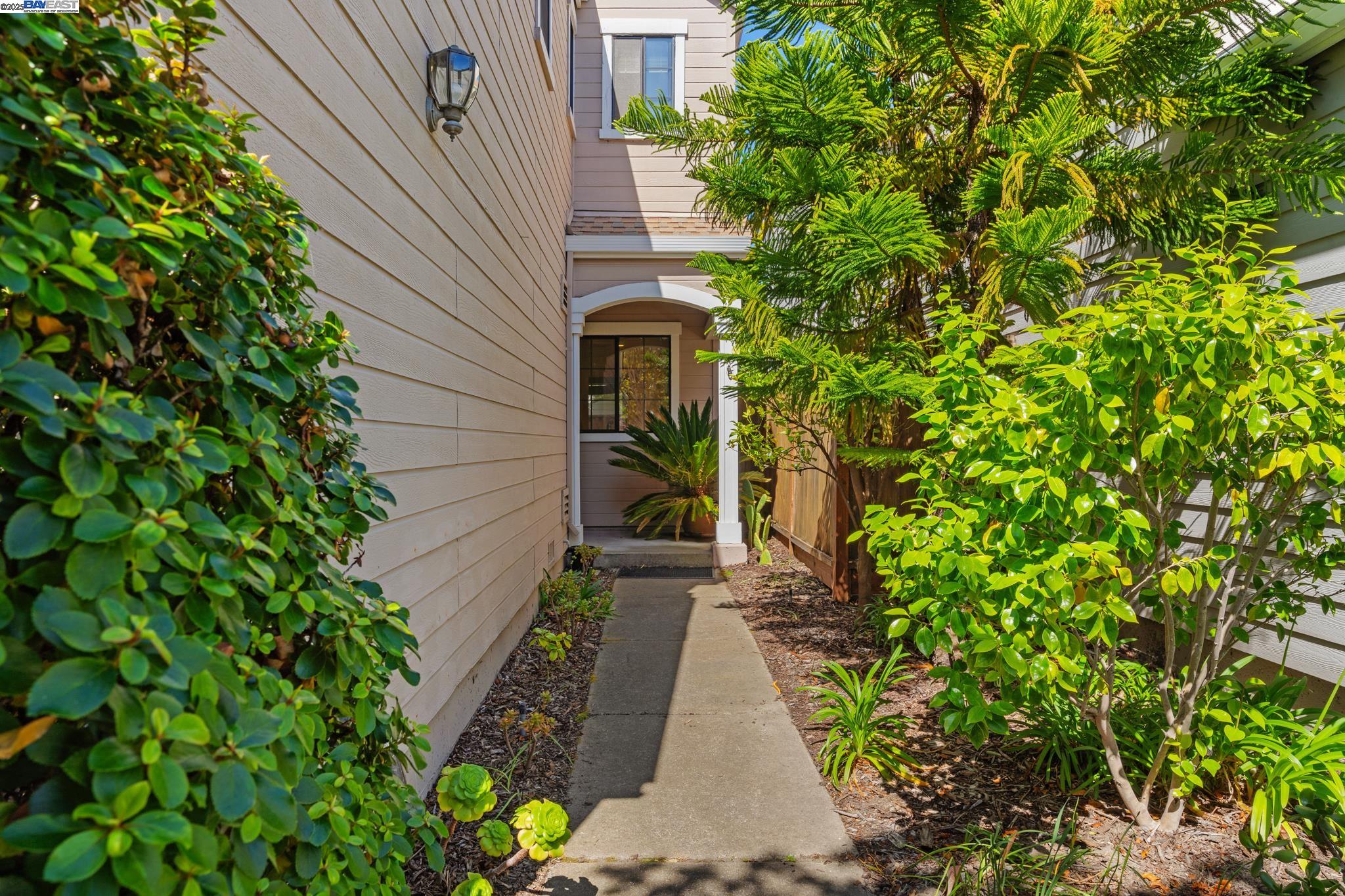 Detail Gallery Image 4 of 39 For 35 Leonard Ct, Alameda,  CA 94502 - 2 Beds | 2/1 Baths