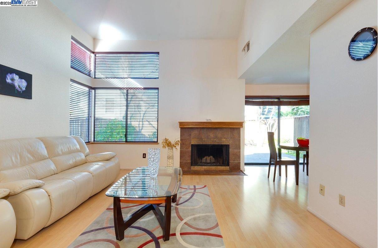 Detail Gallery Image 6 of 39 For 35 Leonard Ct, Alameda,  CA 94502 - 2 Beds | 2/1 Baths