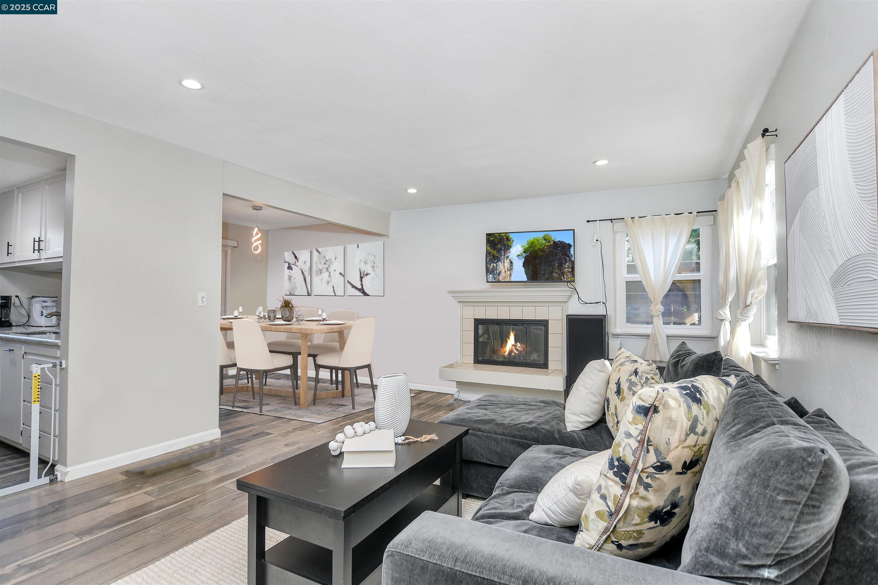 Detail Gallery Image 4 of 25 For 896 Camelback Place, Pleasant Hill,  CA 94523-1223 - 2 Beds | 2 Baths