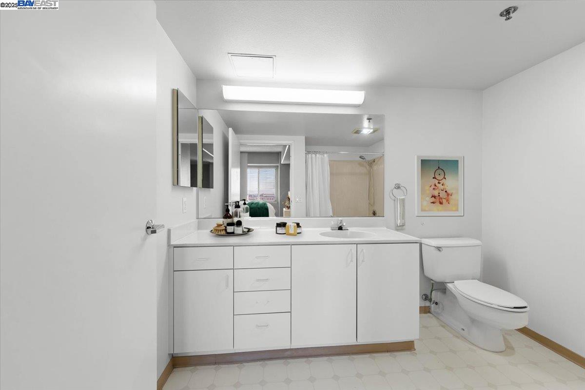 Detail Gallery Image 7 of 11 For 988 Franklin St #523,  Oakland,  CA 94607 - 2 Beds | 2 Baths