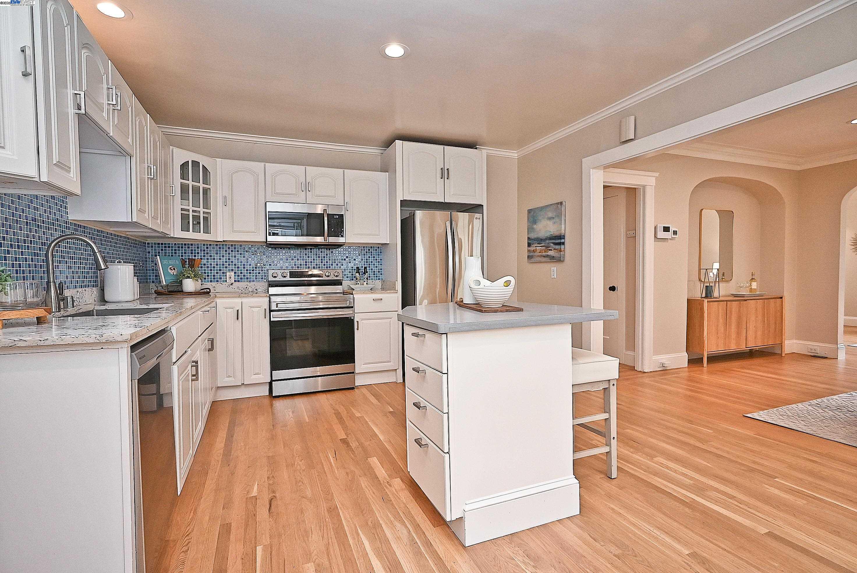 Detail Gallery Image 14 of 45 For 3044 58th Ave, Oakland,  CA 94605 - 2 Beds | 1 Baths