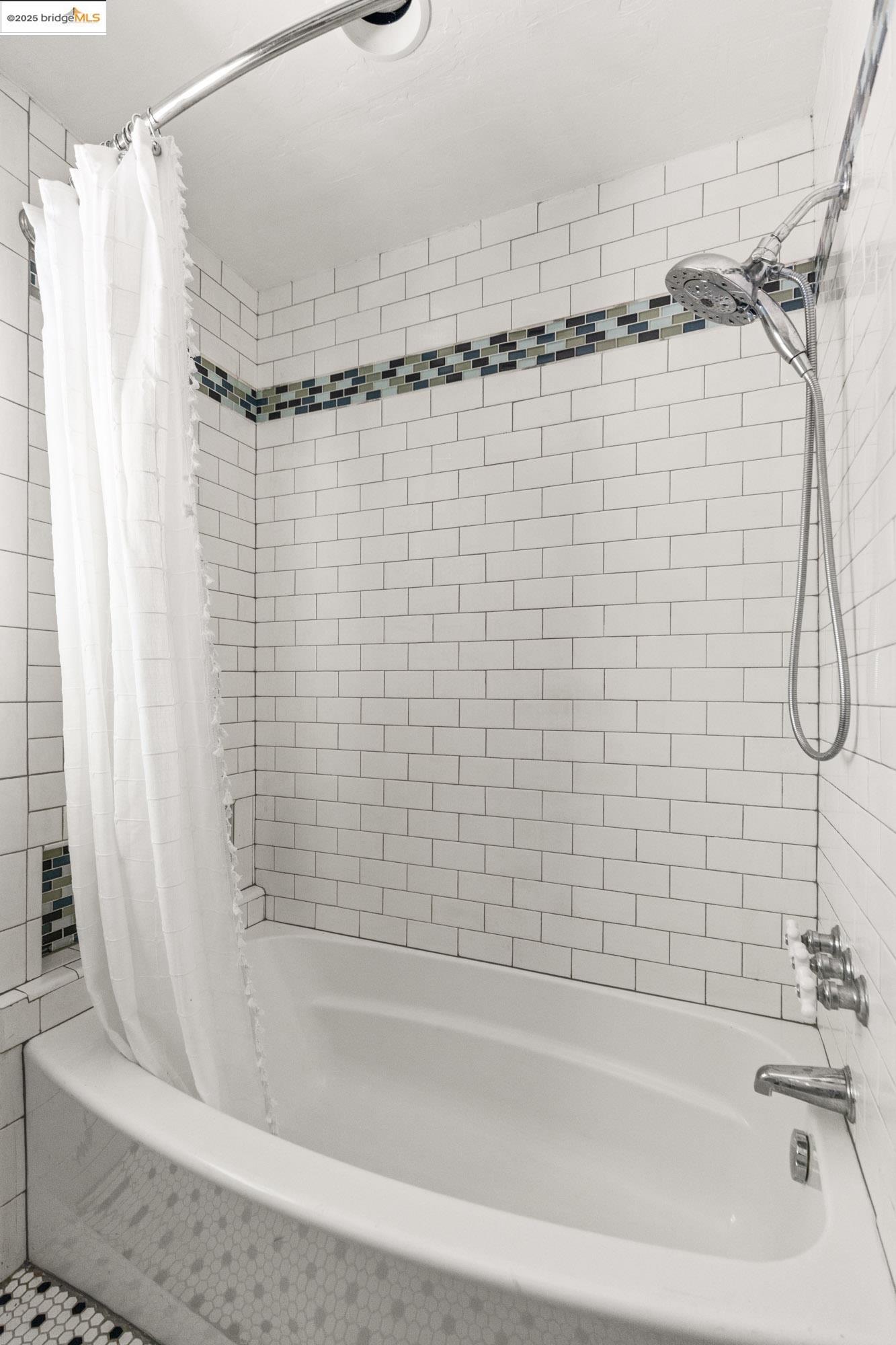 Detail Gallery Image 16 of 55 For 7916 Earl St, Oakland,  CA 94605 - 2 Beds | 2 Baths