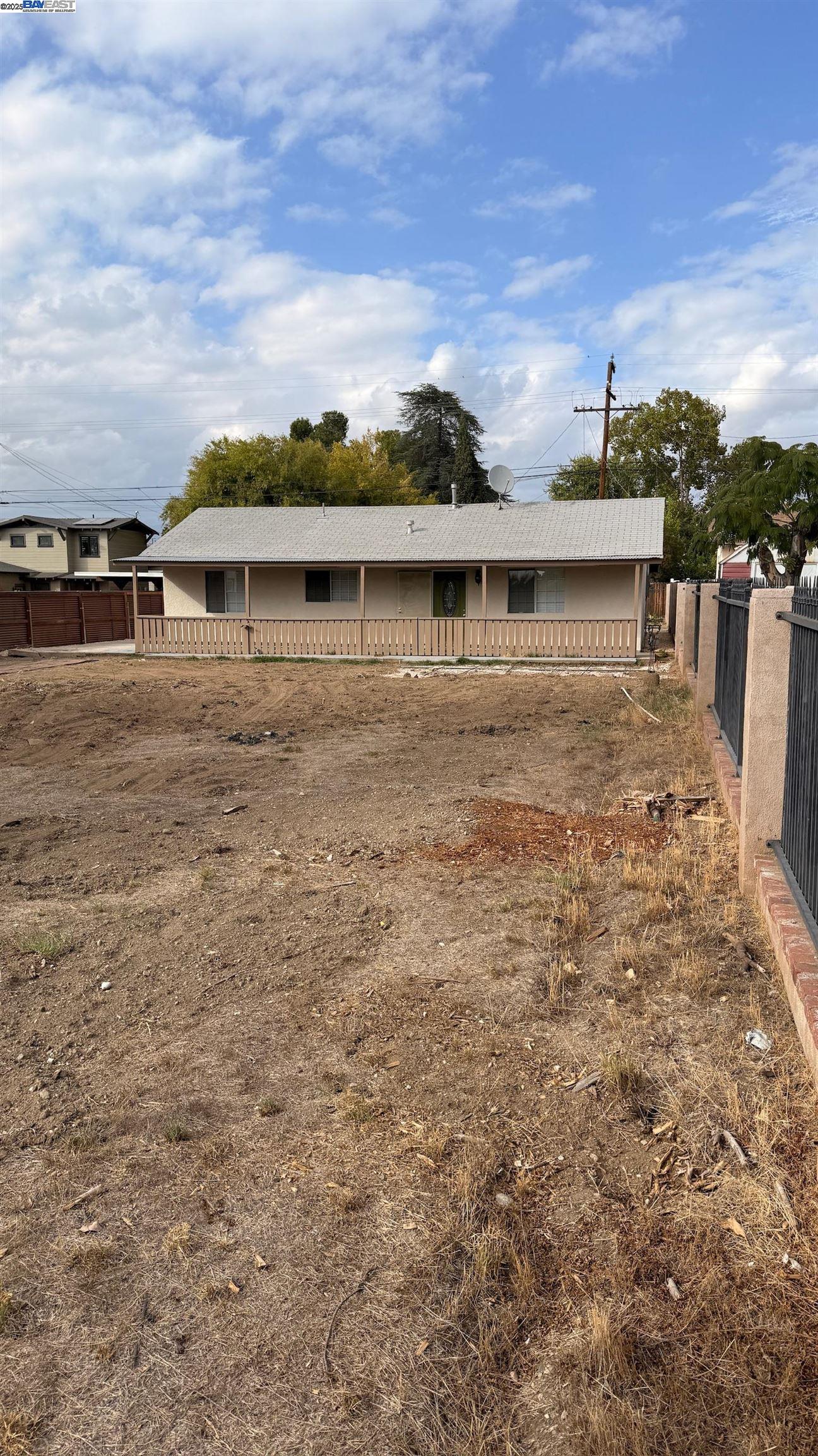 Detail Gallery Image 9 of 32 For 825 E Colton Ave, –,  CA 92374 - 3 Beds | 2 Baths