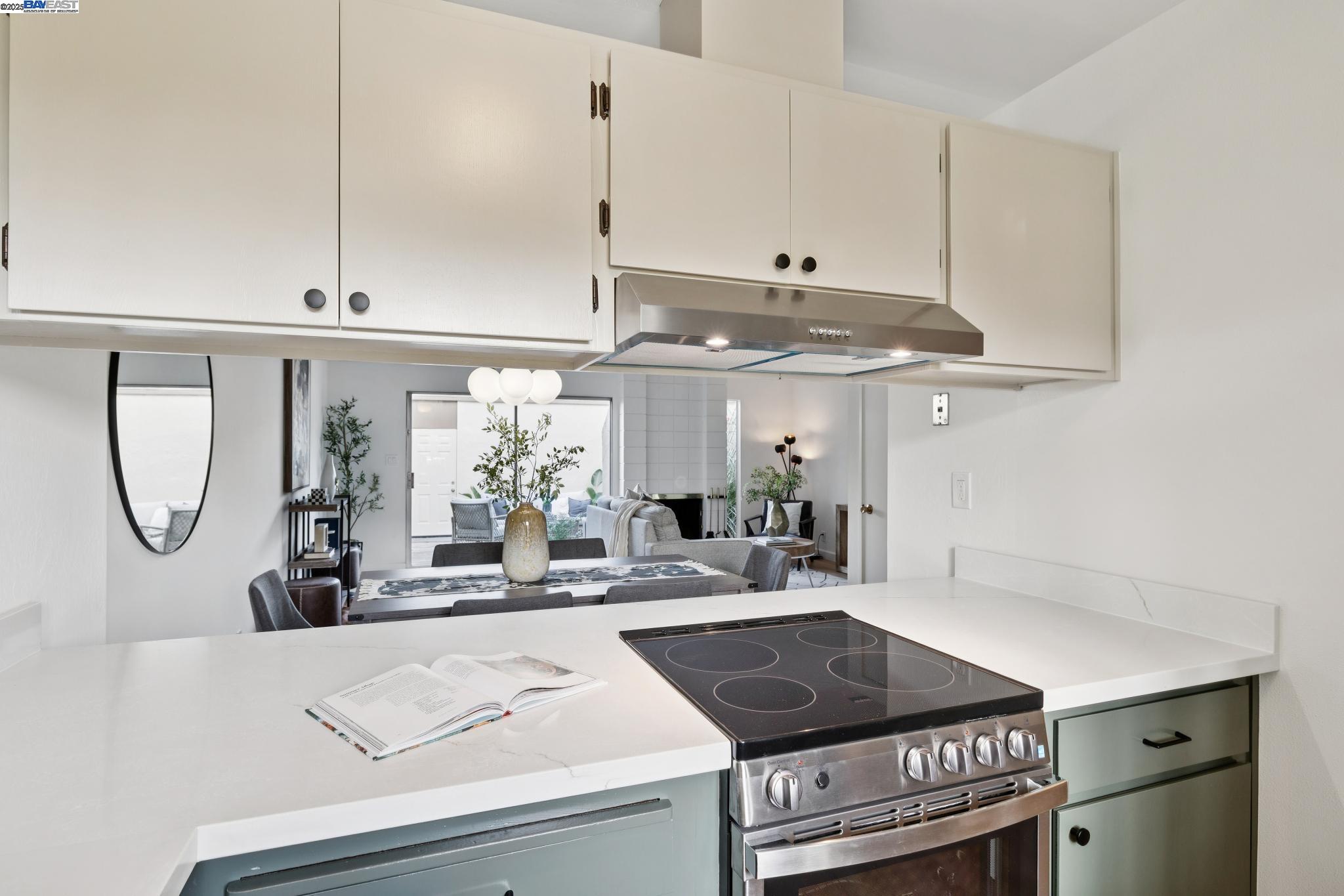 Detail Gallery Image 5 of 39 For 3032 Linda Vista, Alameda,  CA 94502 - 3 Beds | 1/1 Baths