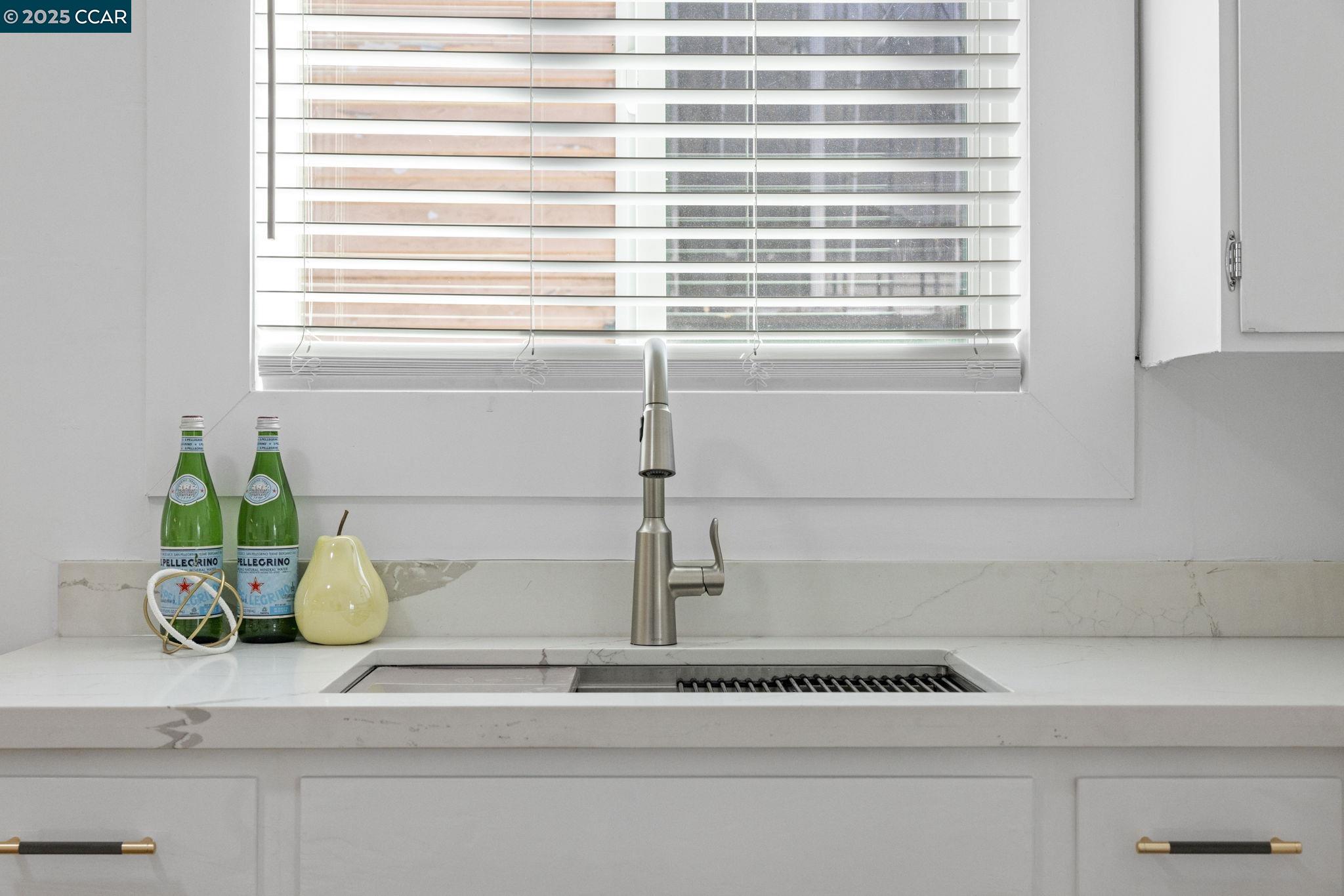 Detail Gallery Image 9 of 37 For 1535 38th Ave, Oakland,  CA 94601 - 4 Beds | 2 Baths