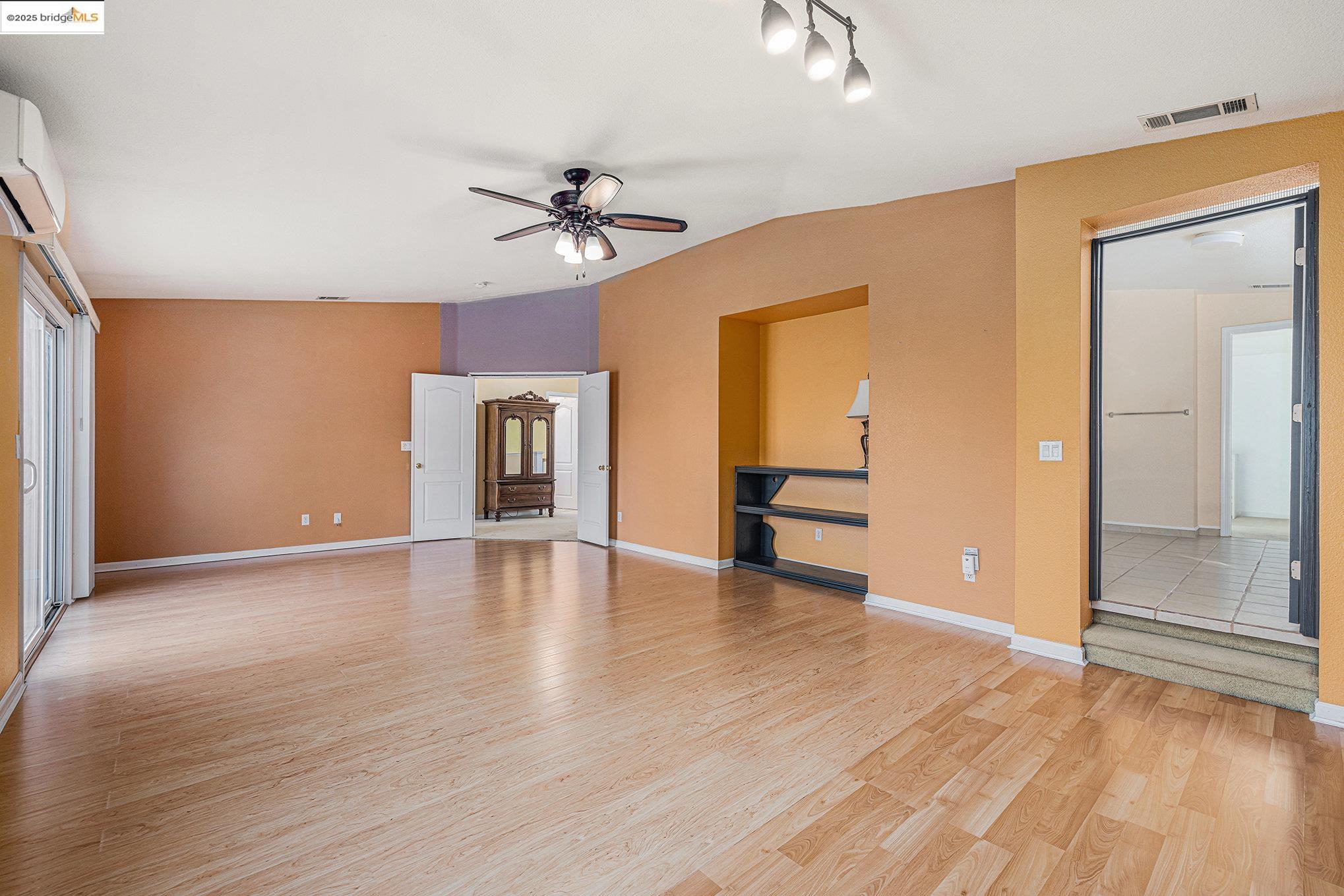 Detail Gallery Image 13 of 39 For 1126 Oakpoint Dr, Bay Point,  CA 94565 - 5 Beds | 3 Baths