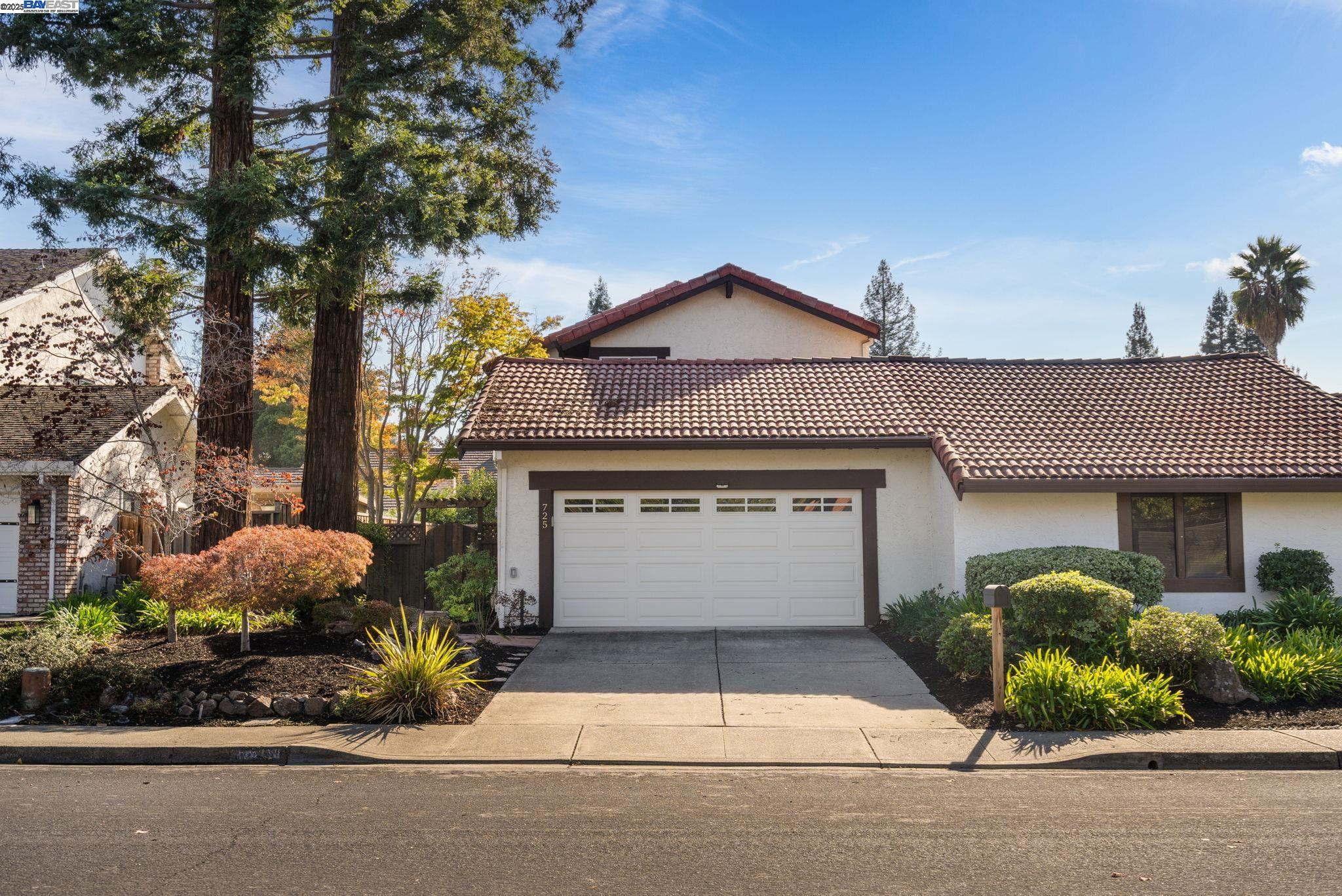 Detail Gallery Image 2 of 39 For 725 Old Creek Rd, Danville,  CA 94526 - 3 Beds | 2/1 Baths