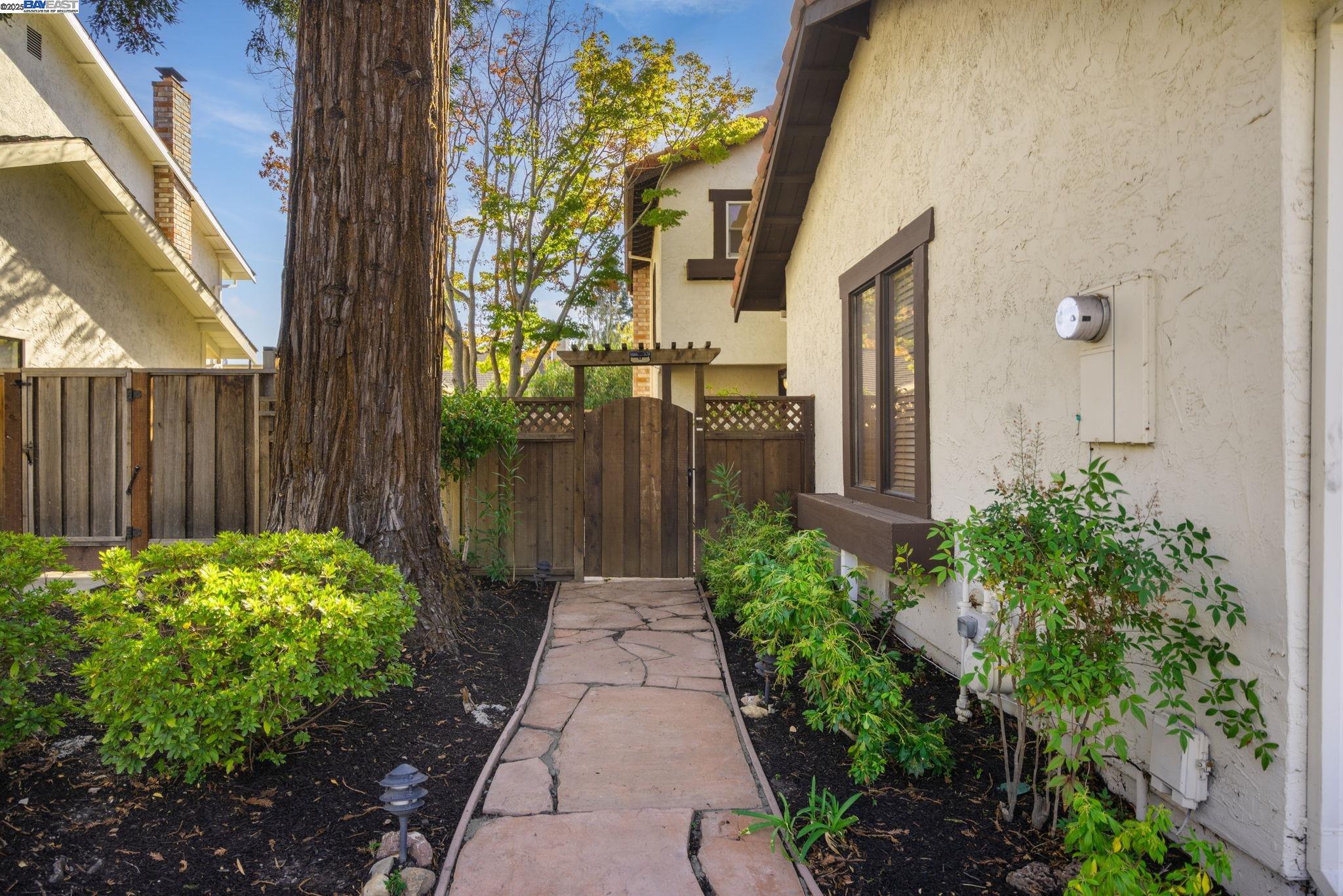 Detail Gallery Image 3 of 39 For 725 Old Creek Rd, Danville,  CA 94526 - 3 Beds | 2/1 Baths