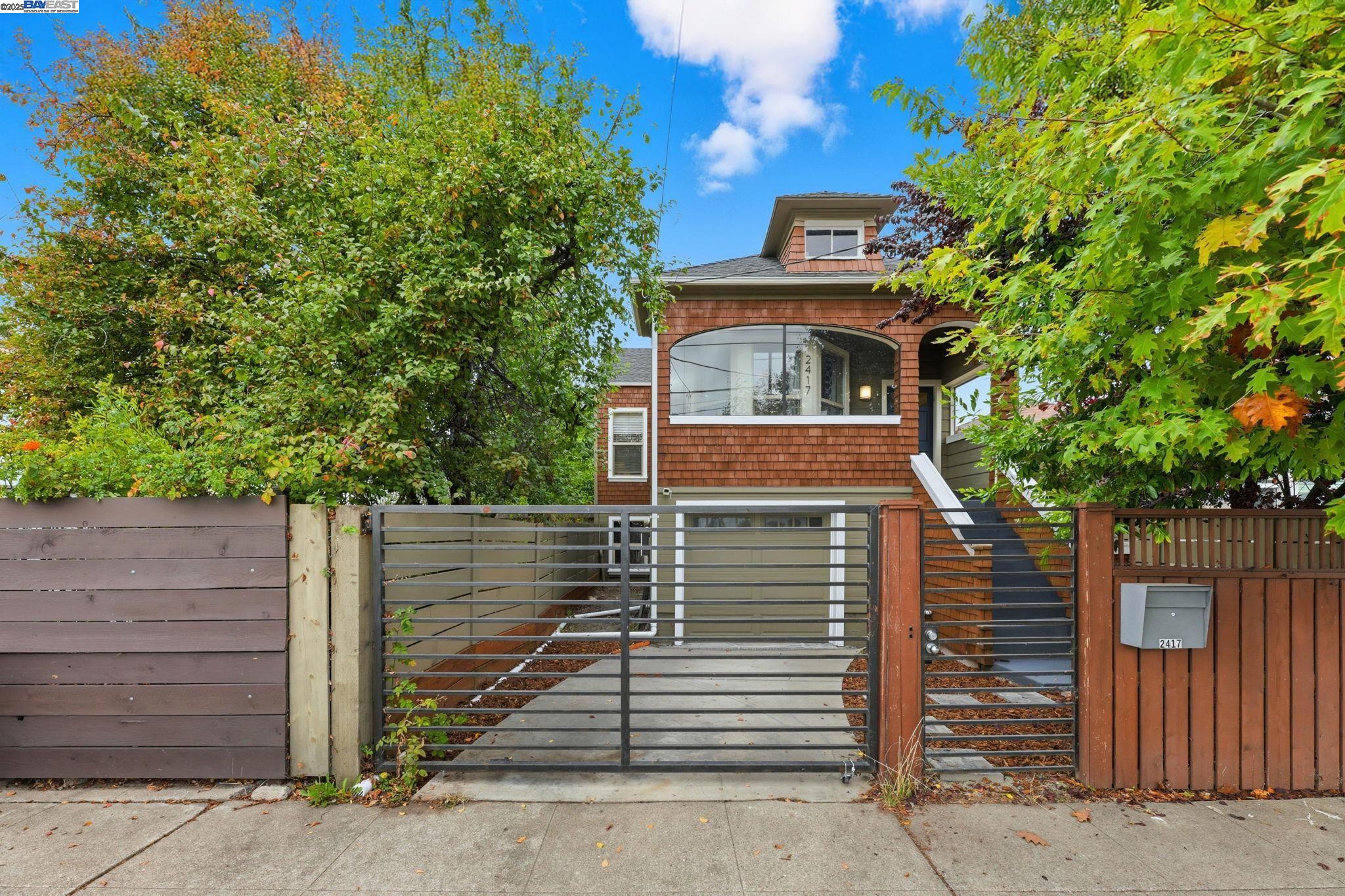 Detail Gallery Image 2 of 41 For 2417 Linden Sreet, Oakland,  CA 94607-2928 - 4 Beds | 2 Baths