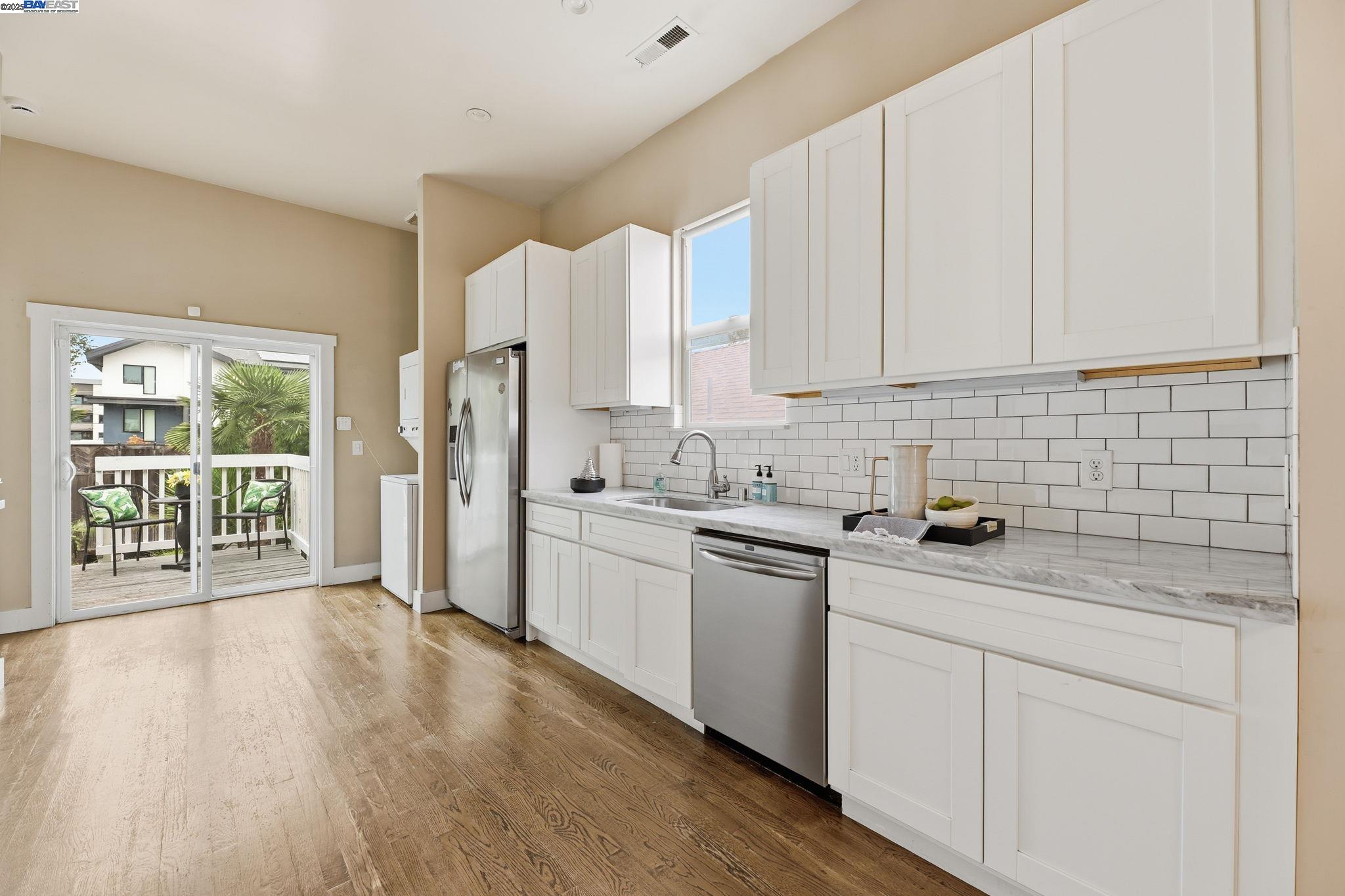 Detail Gallery Image 12 of 41 For 2417 Linden Sreet, Oakland,  CA 94607-2928 - 4 Beds | 2 Baths