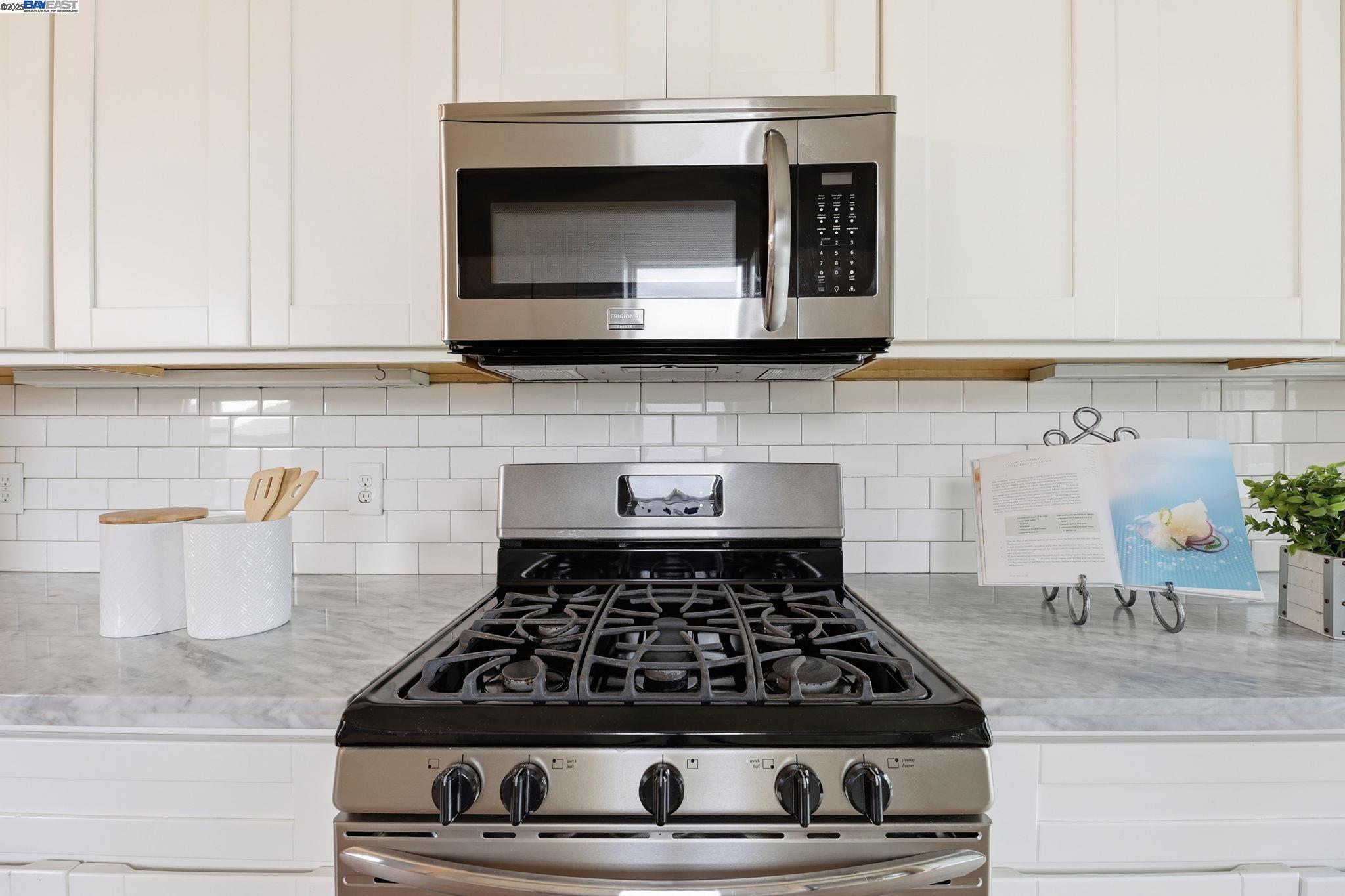 Detail Gallery Image 14 of 41 For 2417 Linden Sreet, Oakland,  CA 94607-2928 - 4 Beds | 2 Baths