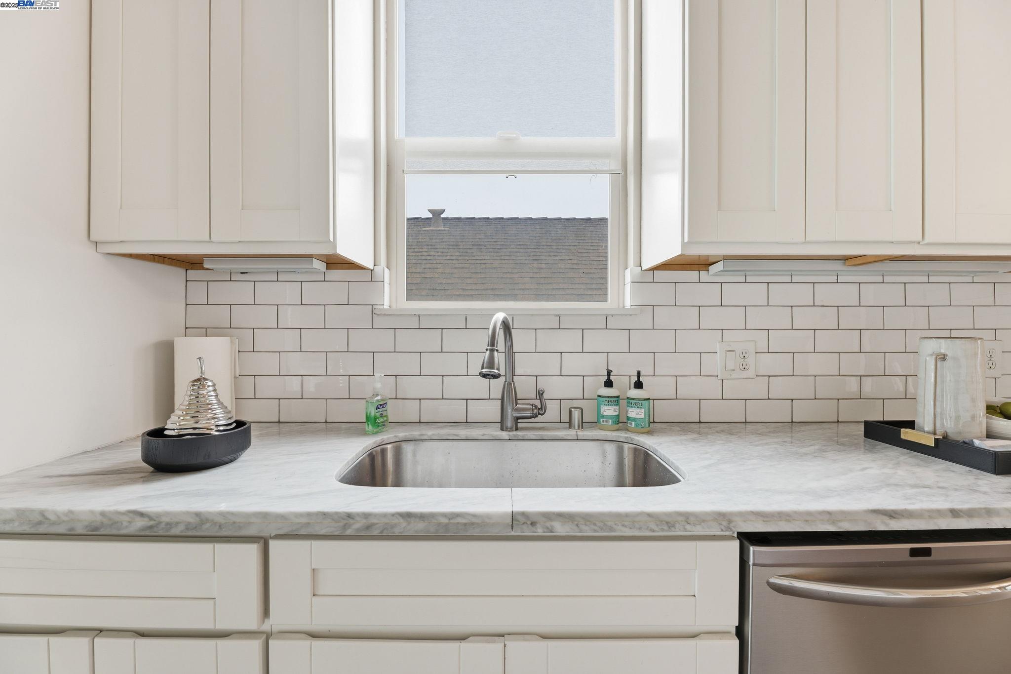 Detail Gallery Image 15 of 41 For 2417 Linden Sreet, Oakland,  CA 94607-2928 - 4 Beds | 2 Baths