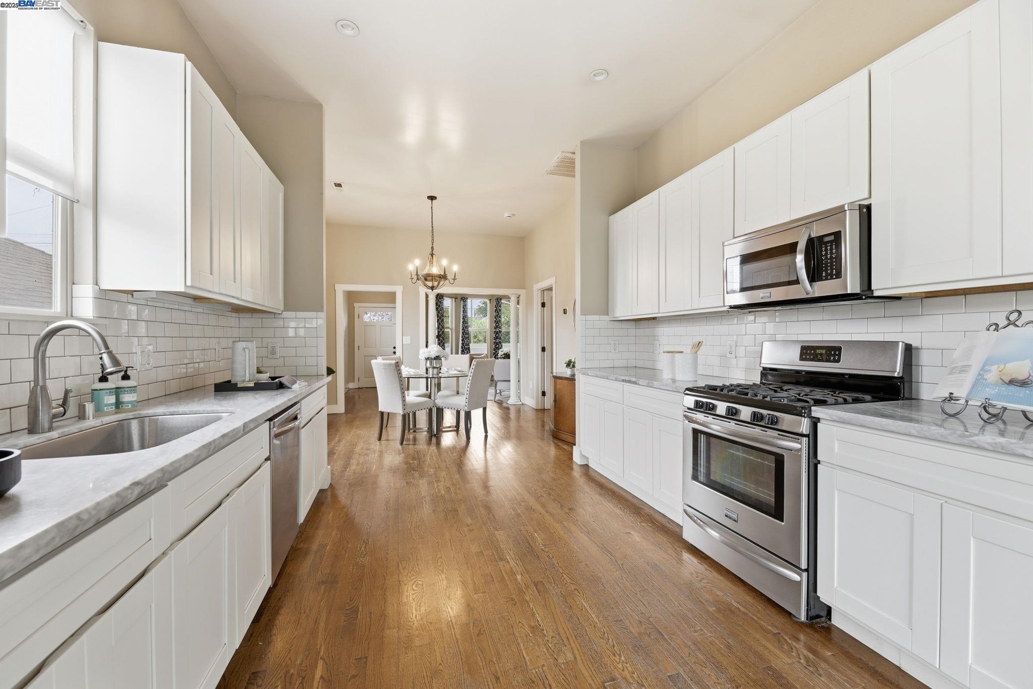 Detail Gallery Image 17 of 41 For 2417 Linden Sreet, Oakland,  CA 94607-2928 - 4 Beds | 2 Baths