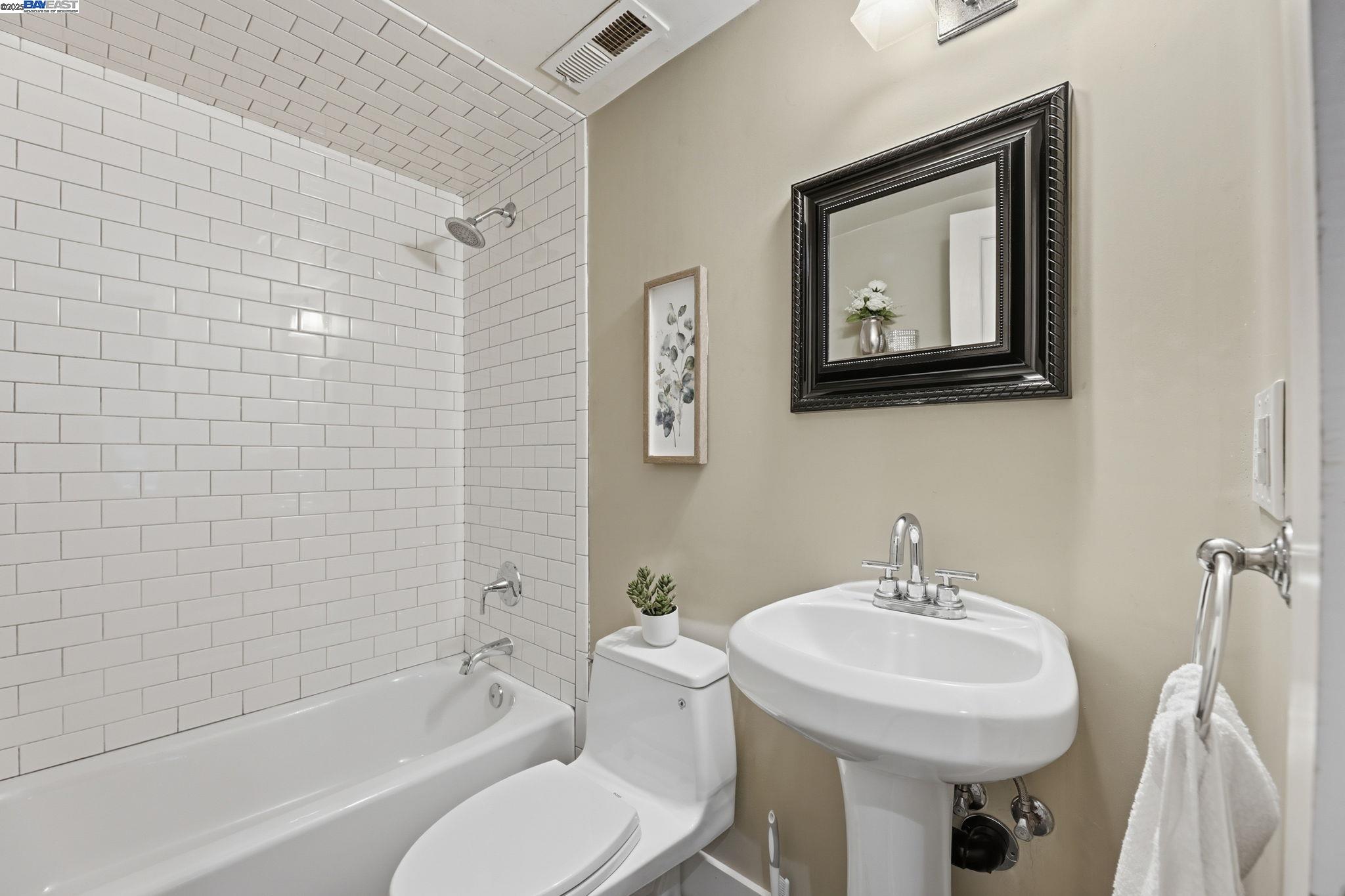 Detail Gallery Image 34 of 41 For 2417 Linden Sreet, Oakland,  CA 94607-2928 - 4 Beds | 2 Baths
