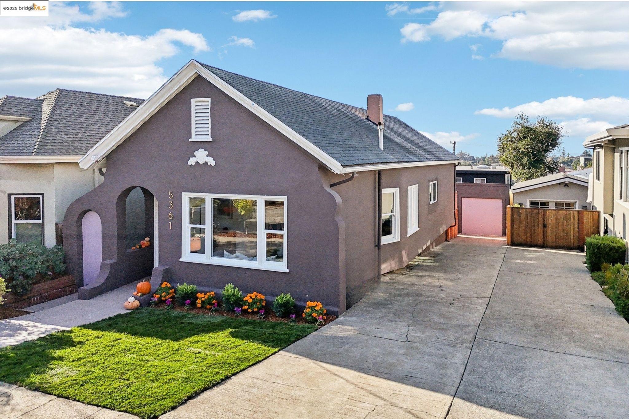 Detail Gallery Image 3 of 40 For 5361 Thomas Ave, Oakland,  CA 94618 - 2 Beds | 1 Baths