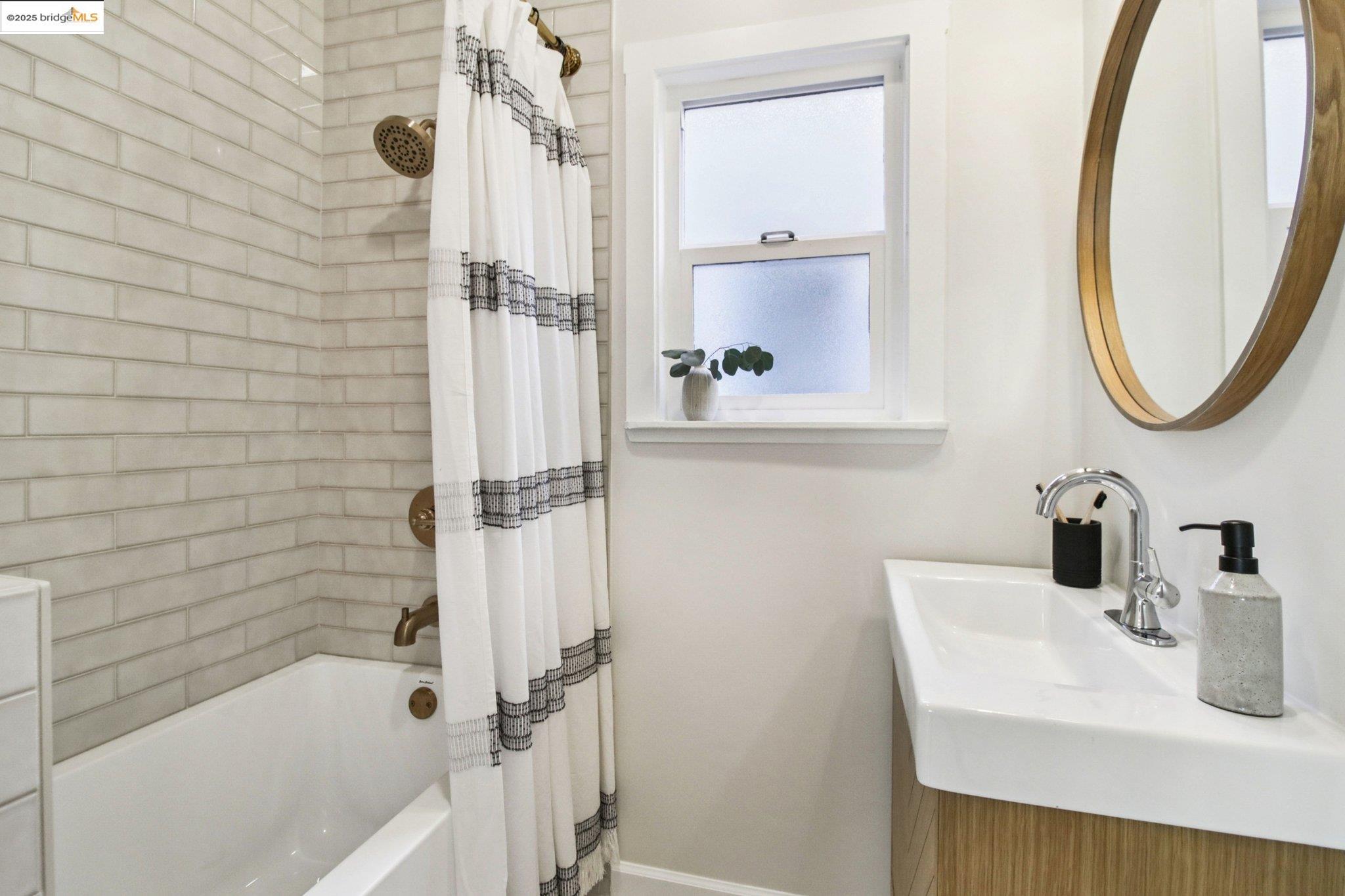 Detail Gallery Image 27 of 40 For 5361 Thomas Ave, Oakland,  CA 94618 - 2 Beds | 1 Baths