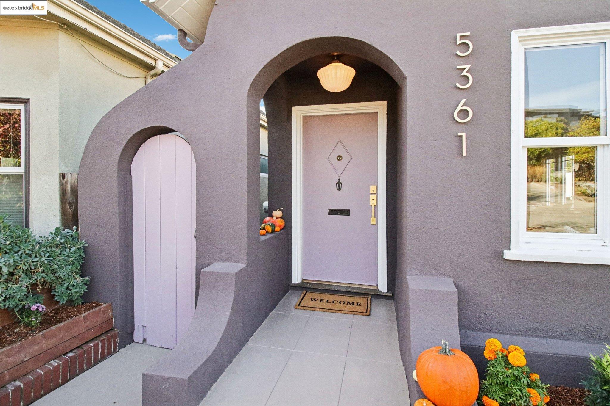 Detail Gallery Image 4 of 40 For 5361 Thomas Ave, Oakland,  CA 94618 - 2 Beds | 1 Baths