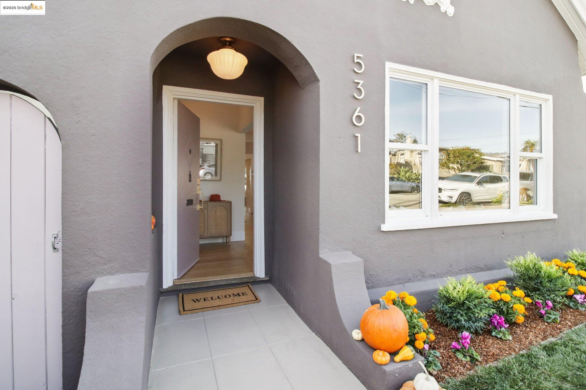 Detail Gallery Image 5 of 40 For 5361 Thomas Ave, Oakland,  CA 94618 - 2 Beds | 1 Baths