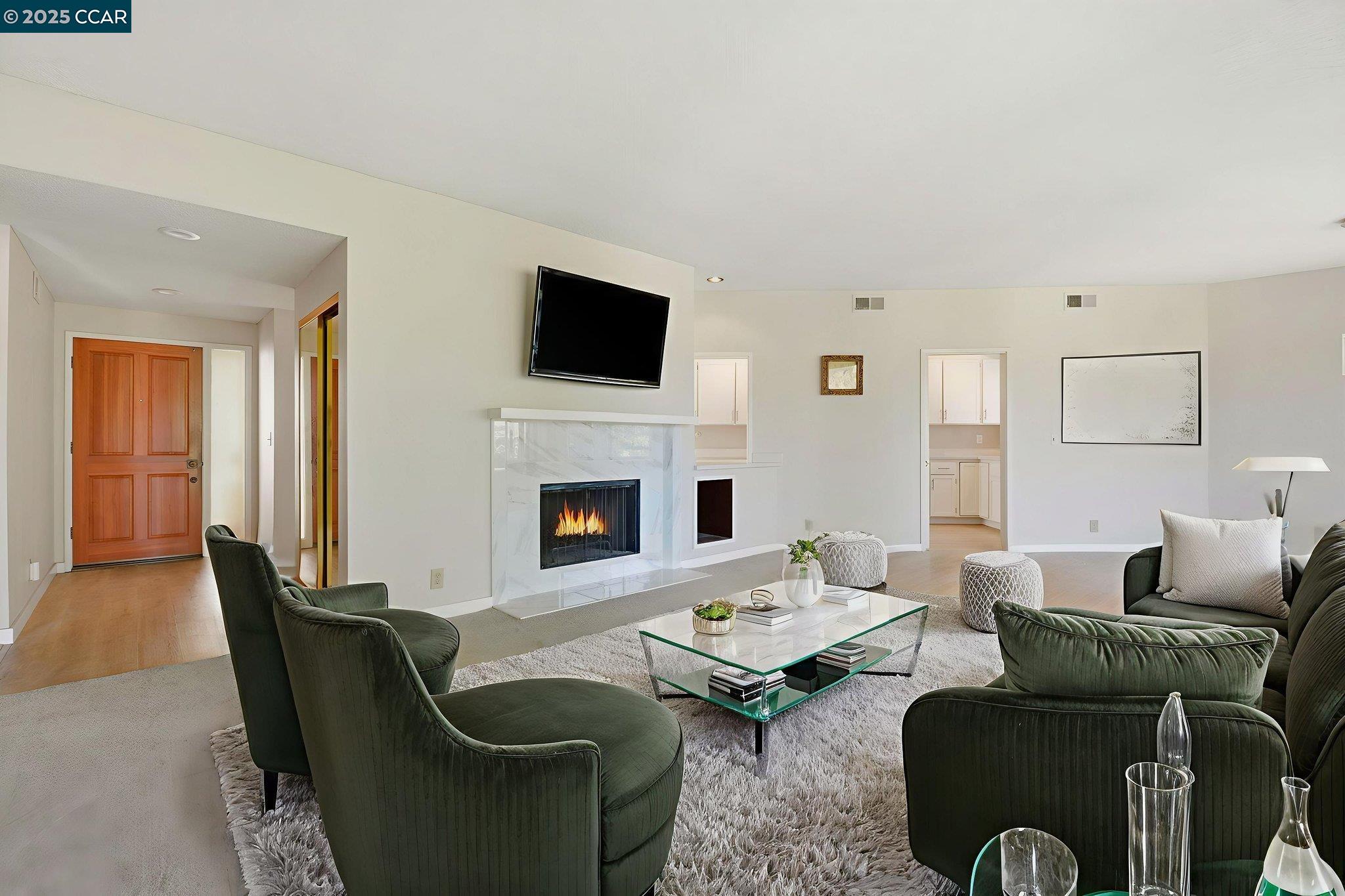 Detail Gallery Image 4 of 33 For 1221 Avenida Sevilla 1b,  Walnut Creek,  CA 94595 - 2 Beds | 2 Baths