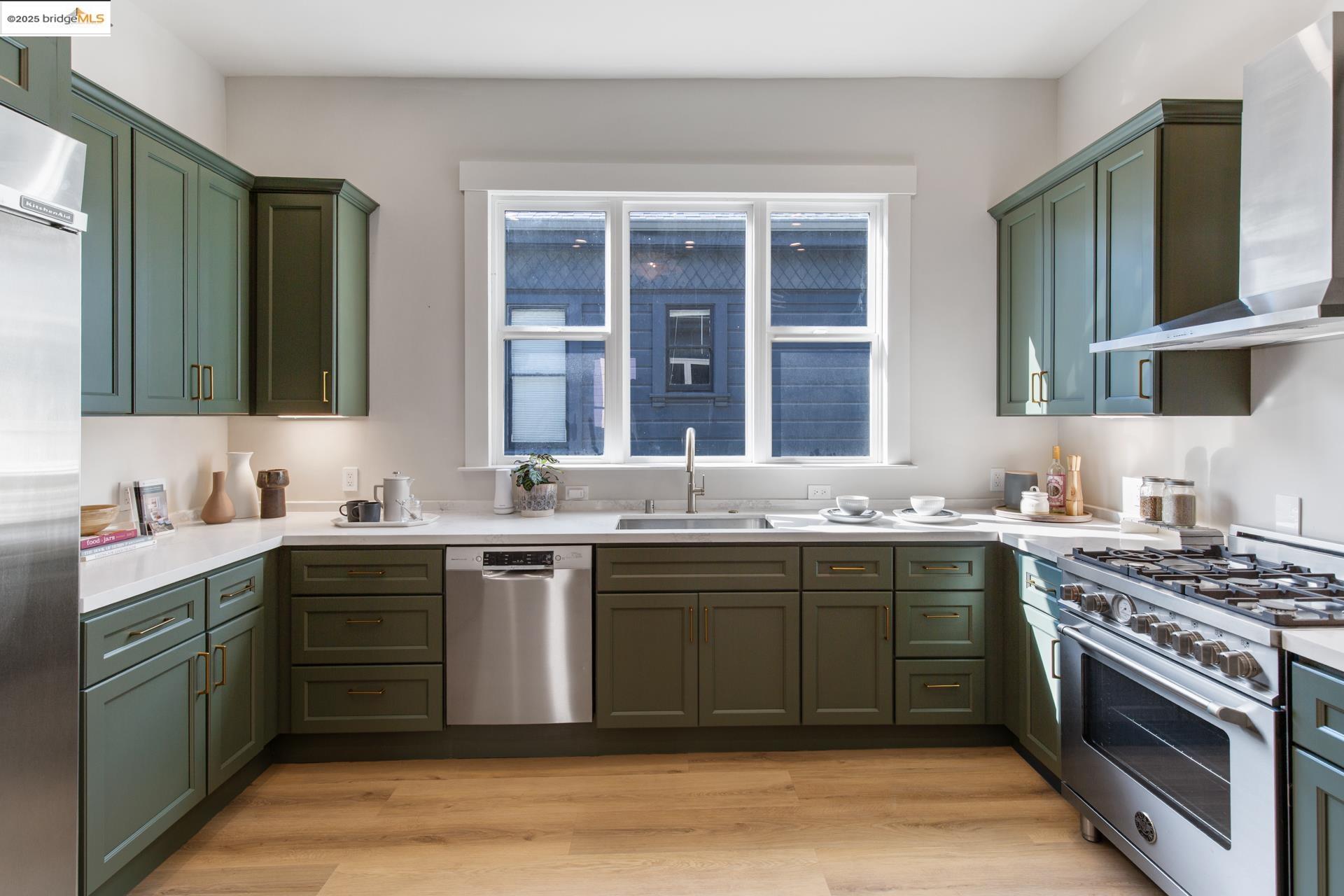 Detail Gallery Image 13 of 56 For 1023 54th St, Oakland,  CA 94608 - 6 Beds | 4 Baths