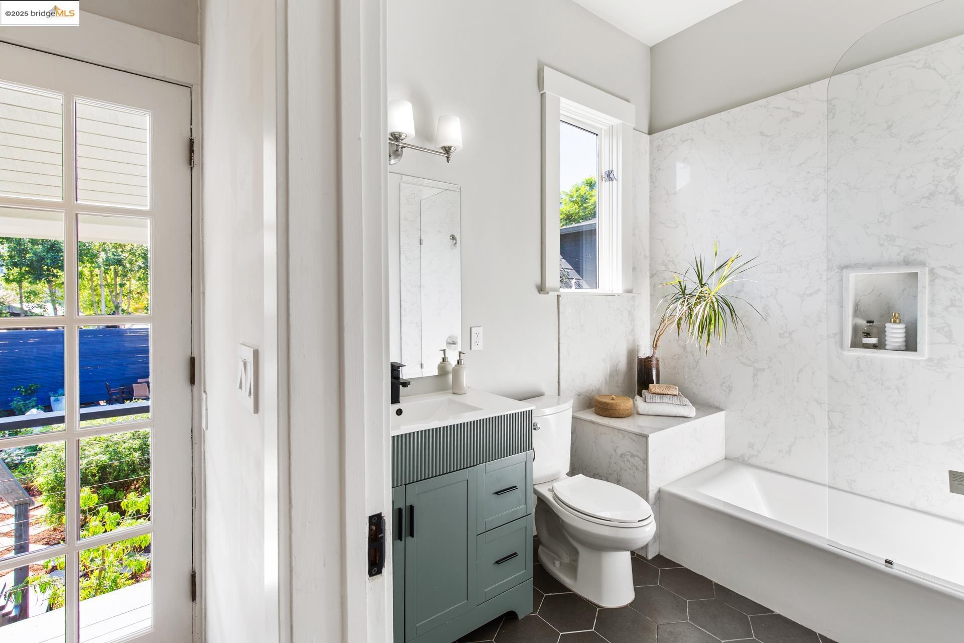 Detail Gallery Image 18 of 56 For 1023 54th St, Oakland,  CA 94608 - 6 Beds | 4 Baths