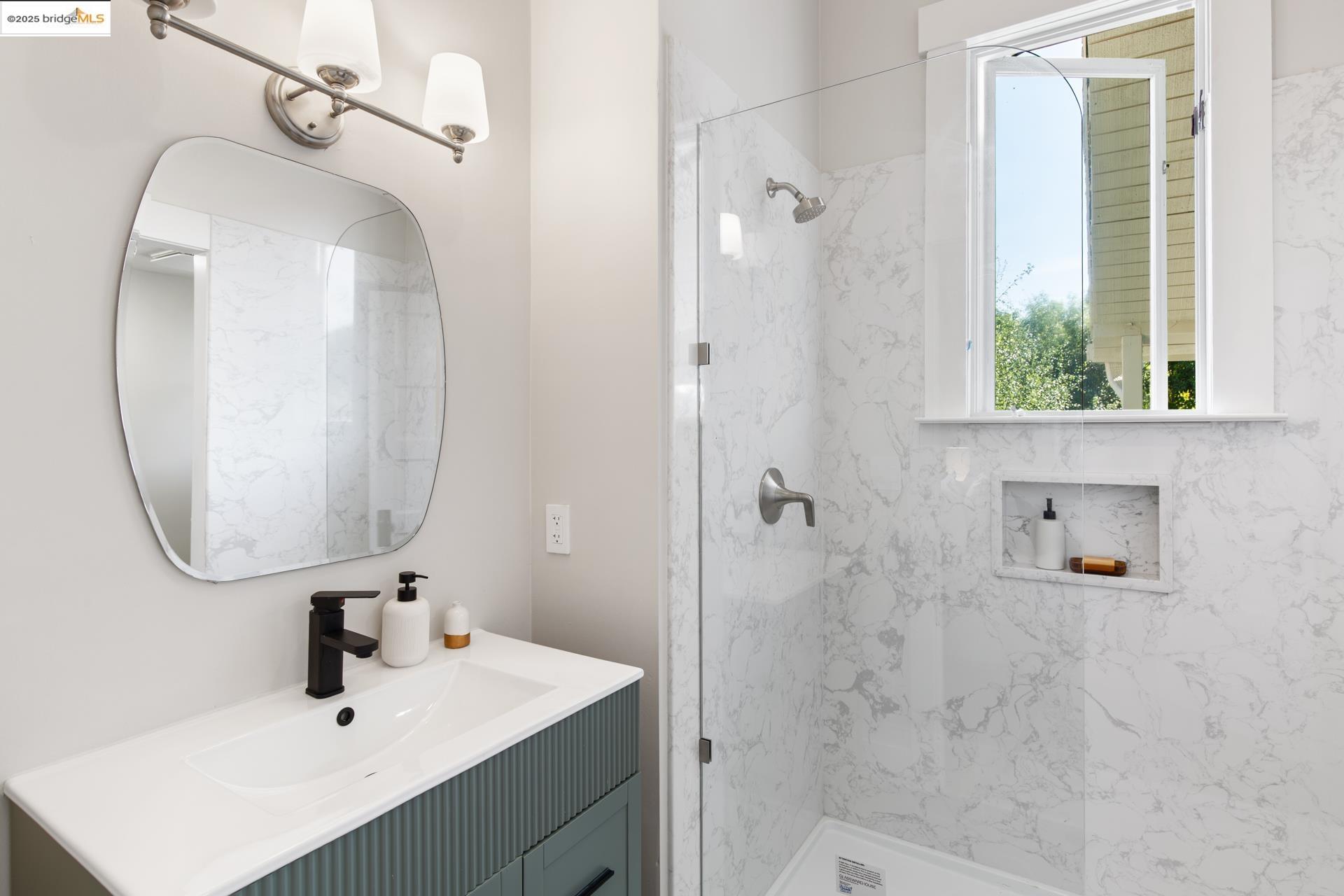 Detail Gallery Image 19 of 56 For 1023 54th St, Oakland,  CA 94608 - 6 Beds | 4 Baths