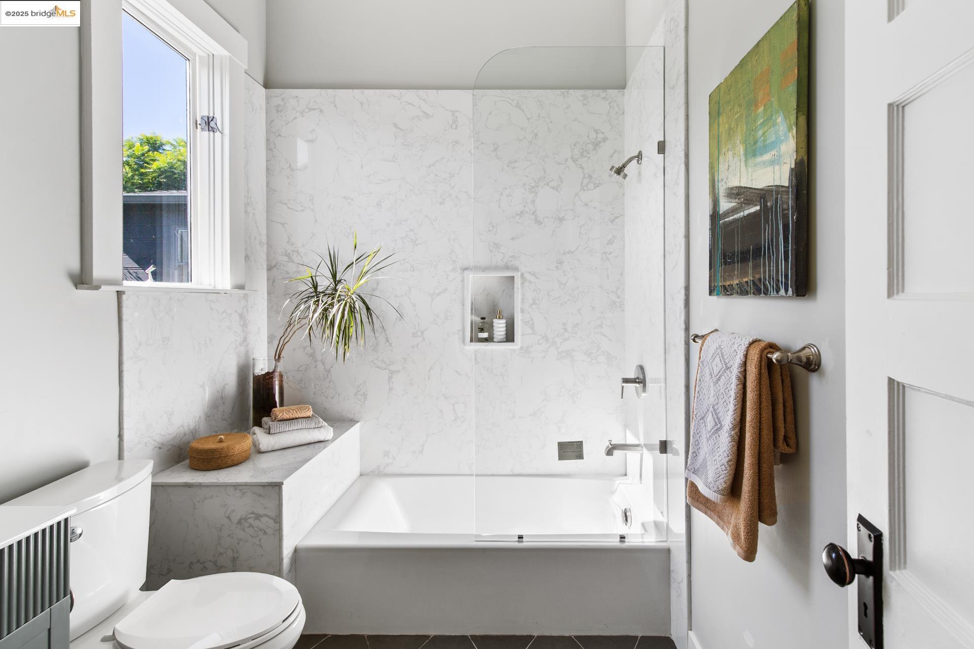 Detail Gallery Image 20 of 56 For 1023 54th St, Oakland,  CA 94608 - 6 Beds | 4 Baths