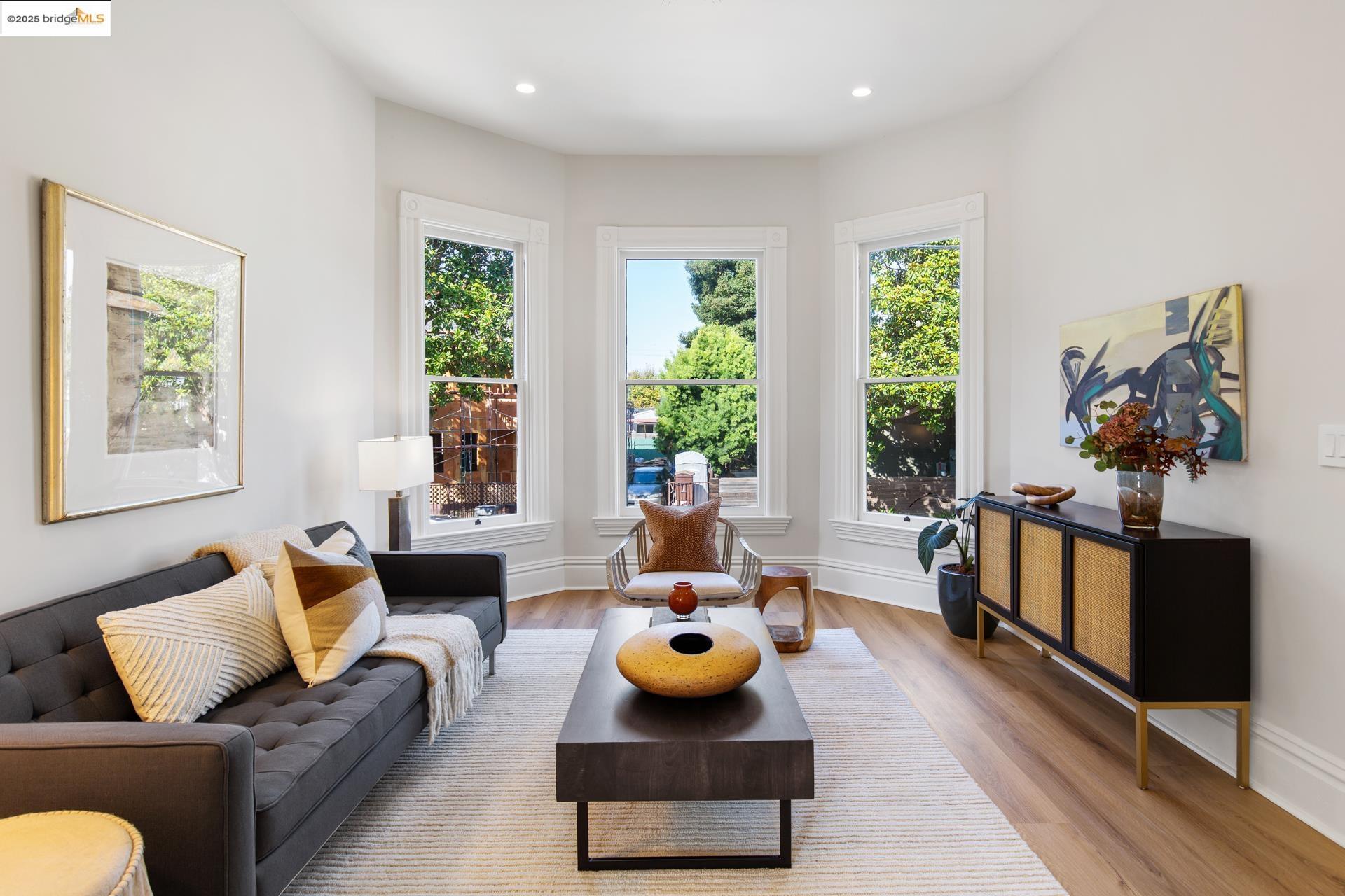 Detail Gallery Image 7 of 56 For 1023 54th St, Oakland,  CA 94608 - 6 Beds | 4 Baths