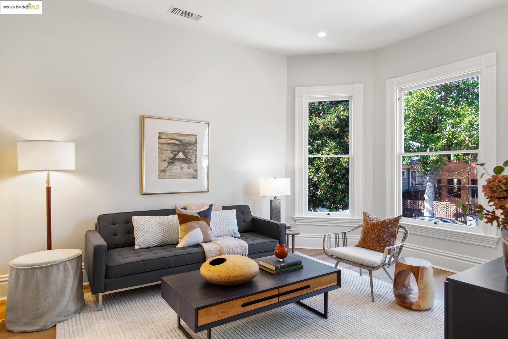 Detail Gallery Image 8 of 56 For 1023 54th St, Oakland,  CA 94608 - 6 Beds | 4 Baths