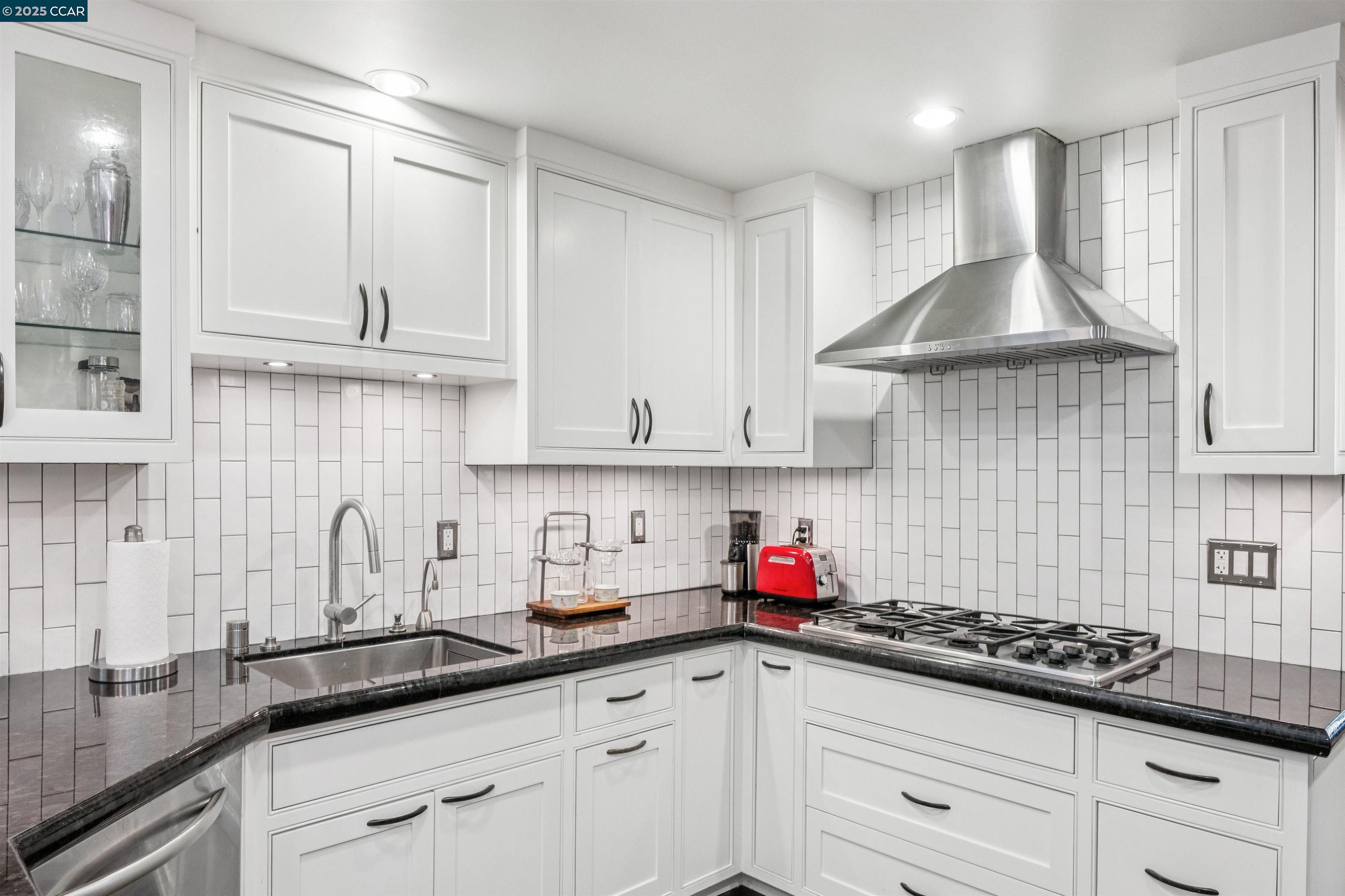 Detail Gallery Image 13 of 39 For 1126 N. Thompson Road, Lafayette,  CA 94549 - 5 Beds | 3 Baths