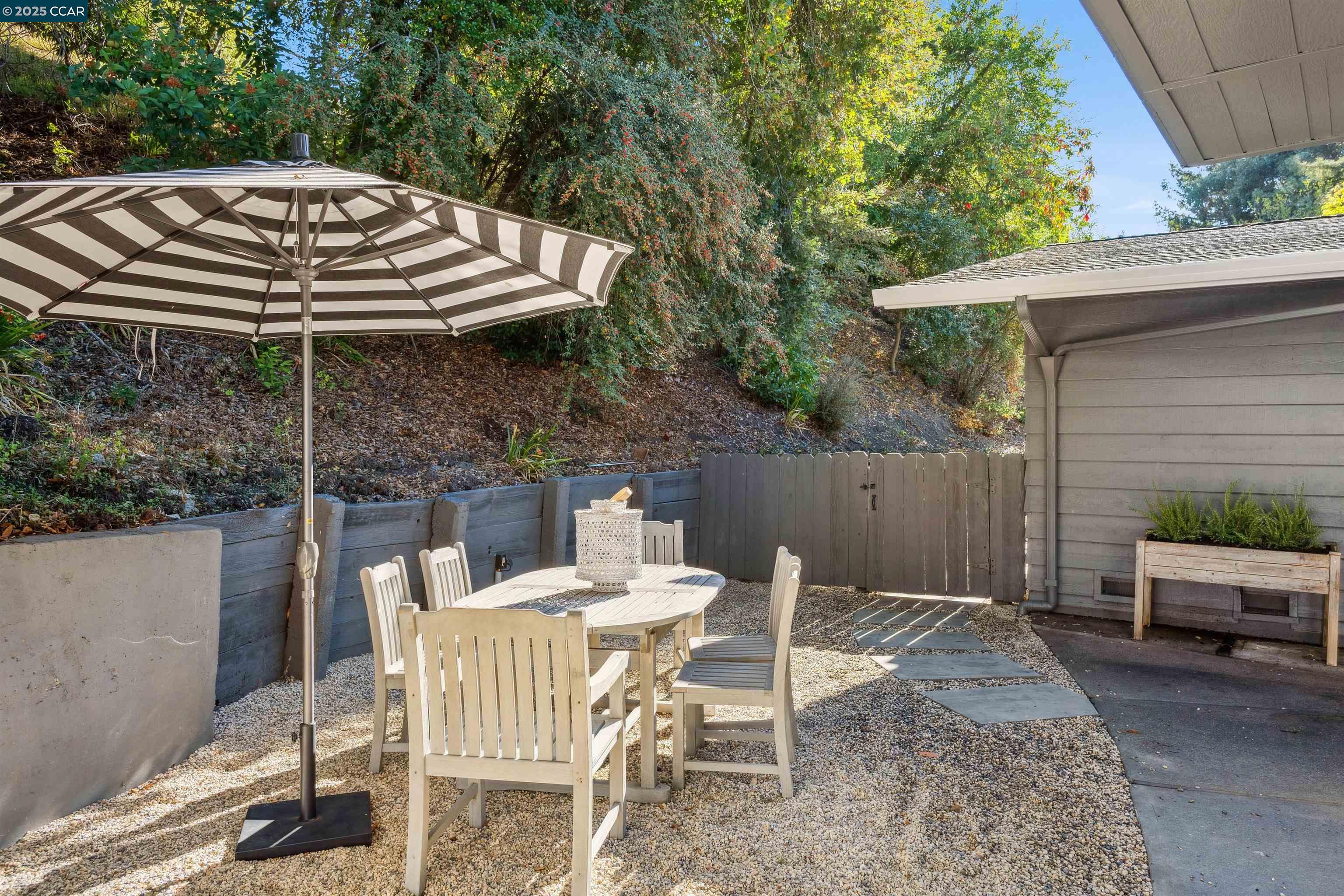 Detail Gallery Image 32 of 39 For 1126 N. Thompson Road, Lafayette,  CA 94549 - 5 Beds | 3 Baths