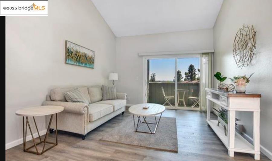 Detail Gallery Image 6 of 28 For 1333 N Camino Alto #249,  Vallejo,  CA 94589 - 3 Beds | 2 Baths