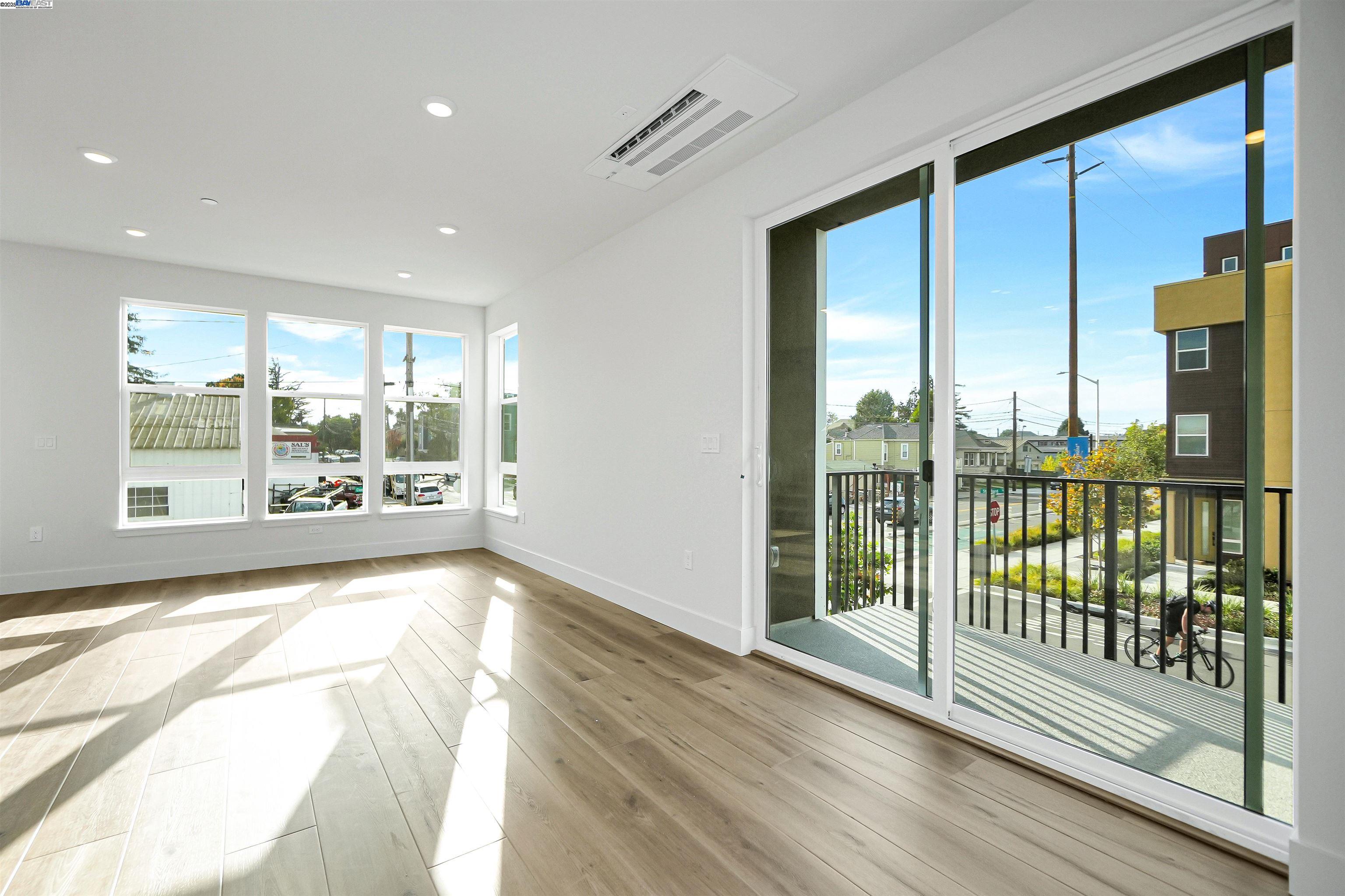 Detail Gallery Image 31 of 52 For 2055 Clement Avenue, Alameda,  CA 94501 - 2 Beds | 2/1 Baths