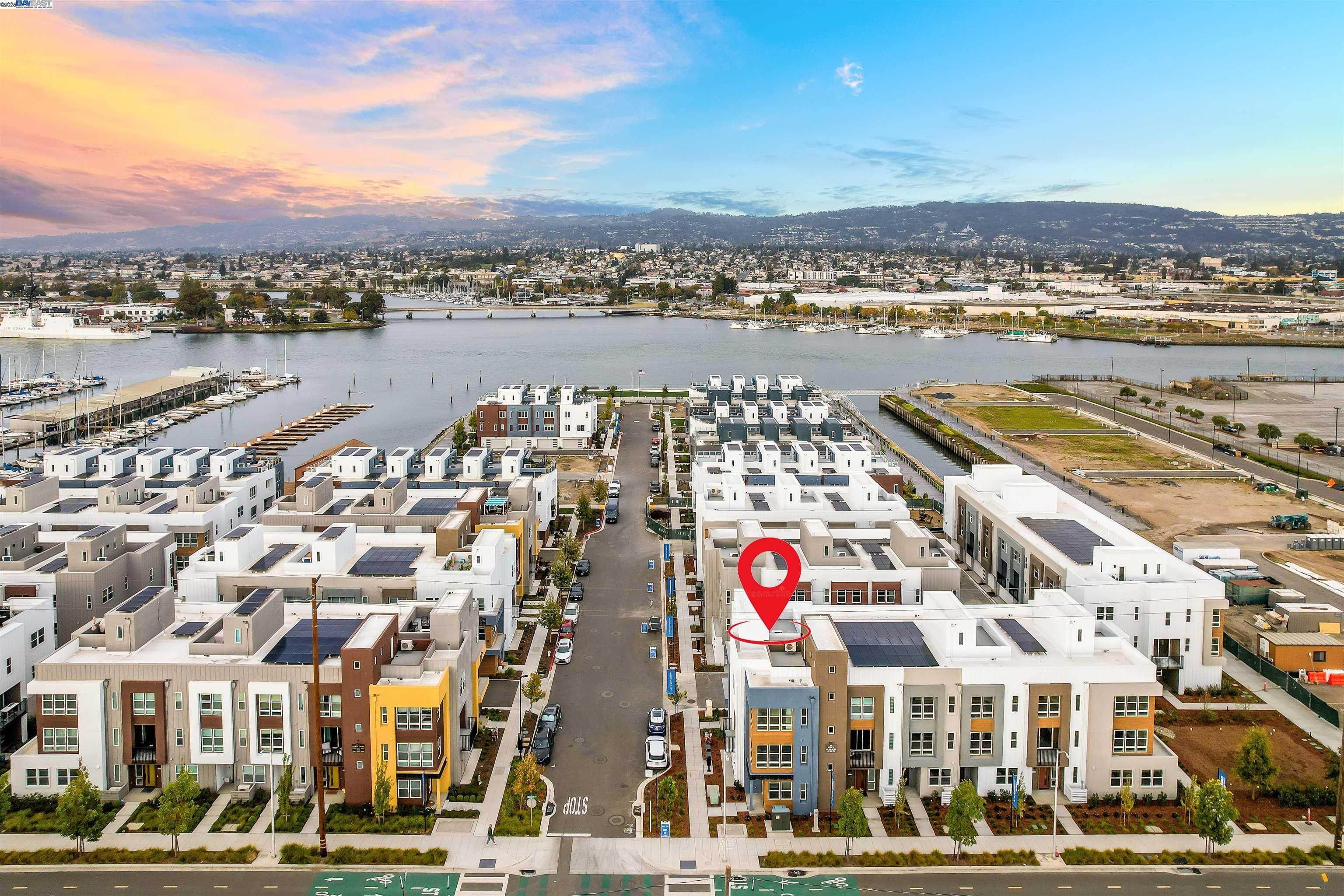 Detail Gallery Image 5 of 52 For 2055 Clement Avenue, Alameda,  CA 94501 - 2 Beds | 2/1 Baths