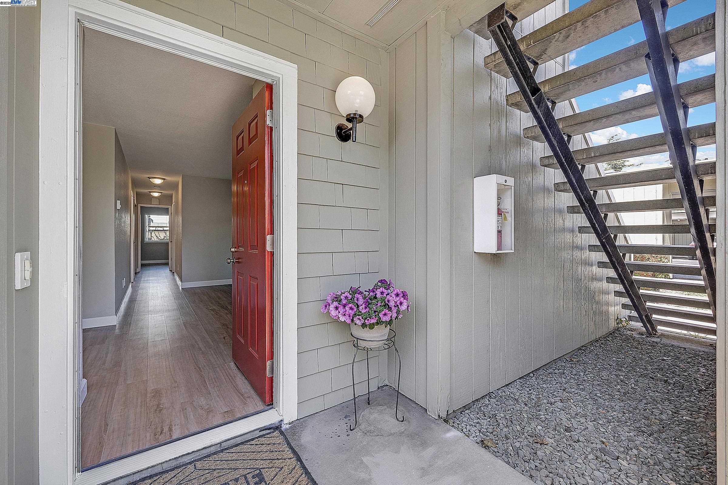 Detail Gallery Image 3 of 35 For 394 Caliente Dr, San Leandro,  CA 94578 - 2 Beds | 2 Baths