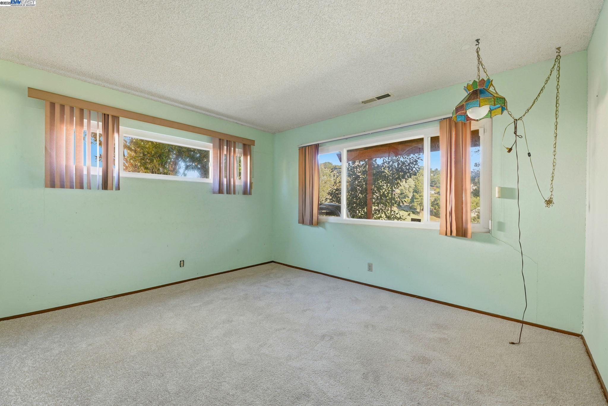 Detail Gallery Image 12 of 46 For 85 Sequoyah View, Oakland,  CA 94605 - 4 Beds | 3 Baths