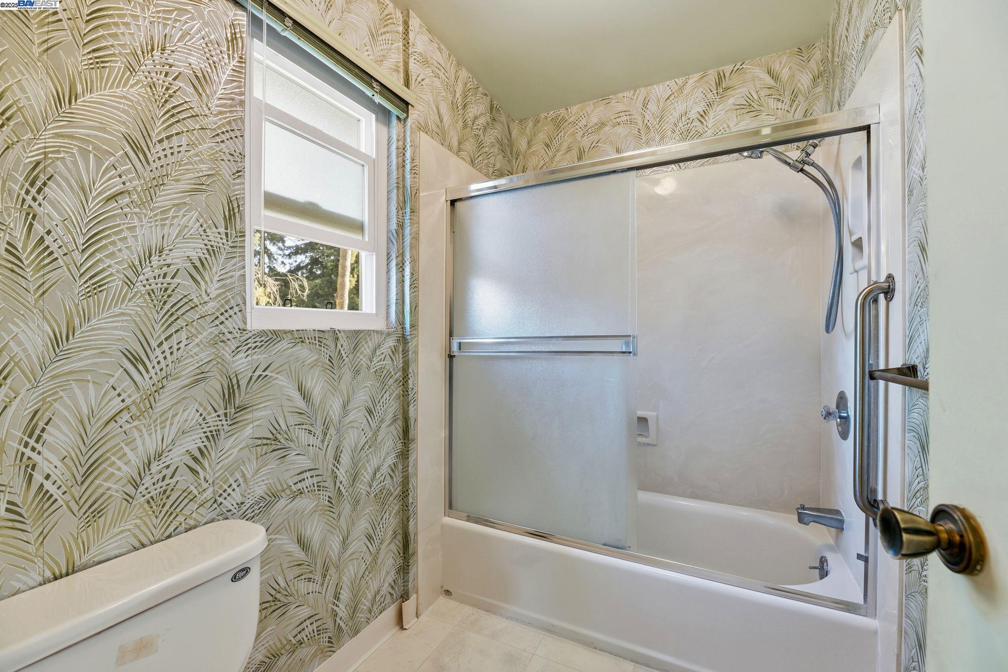 Detail Gallery Image 18 of 46 For 85 Sequoyah View, Oakland,  CA 94605 - 4 Beds | 3 Baths