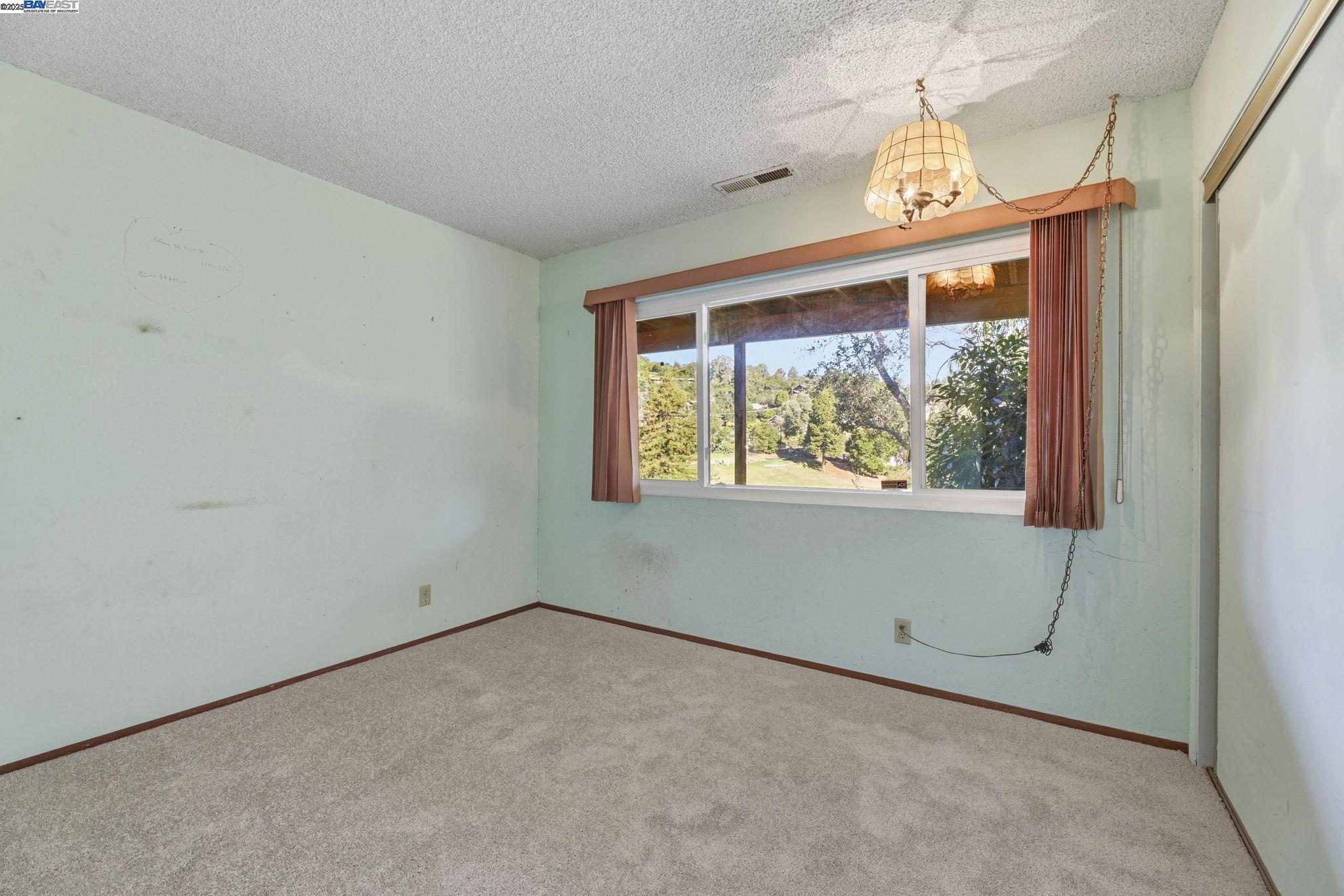 Detail Gallery Image 25 of 46 For 85 Sequoyah View, Oakland,  CA 94605 - 4 Beds | 3 Baths