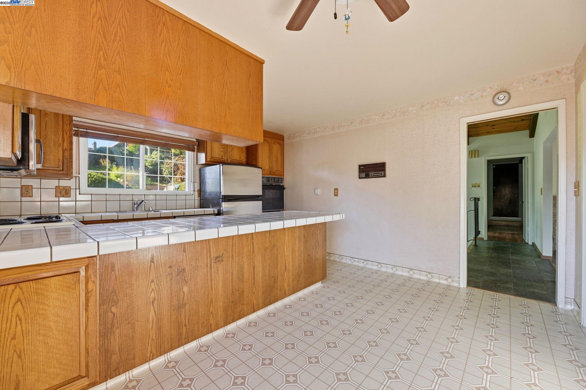 Detail Gallery Image 31 of 46 For 85 Sequoyah View, Oakland,  CA 94605 - 4 Beds | 3 Baths