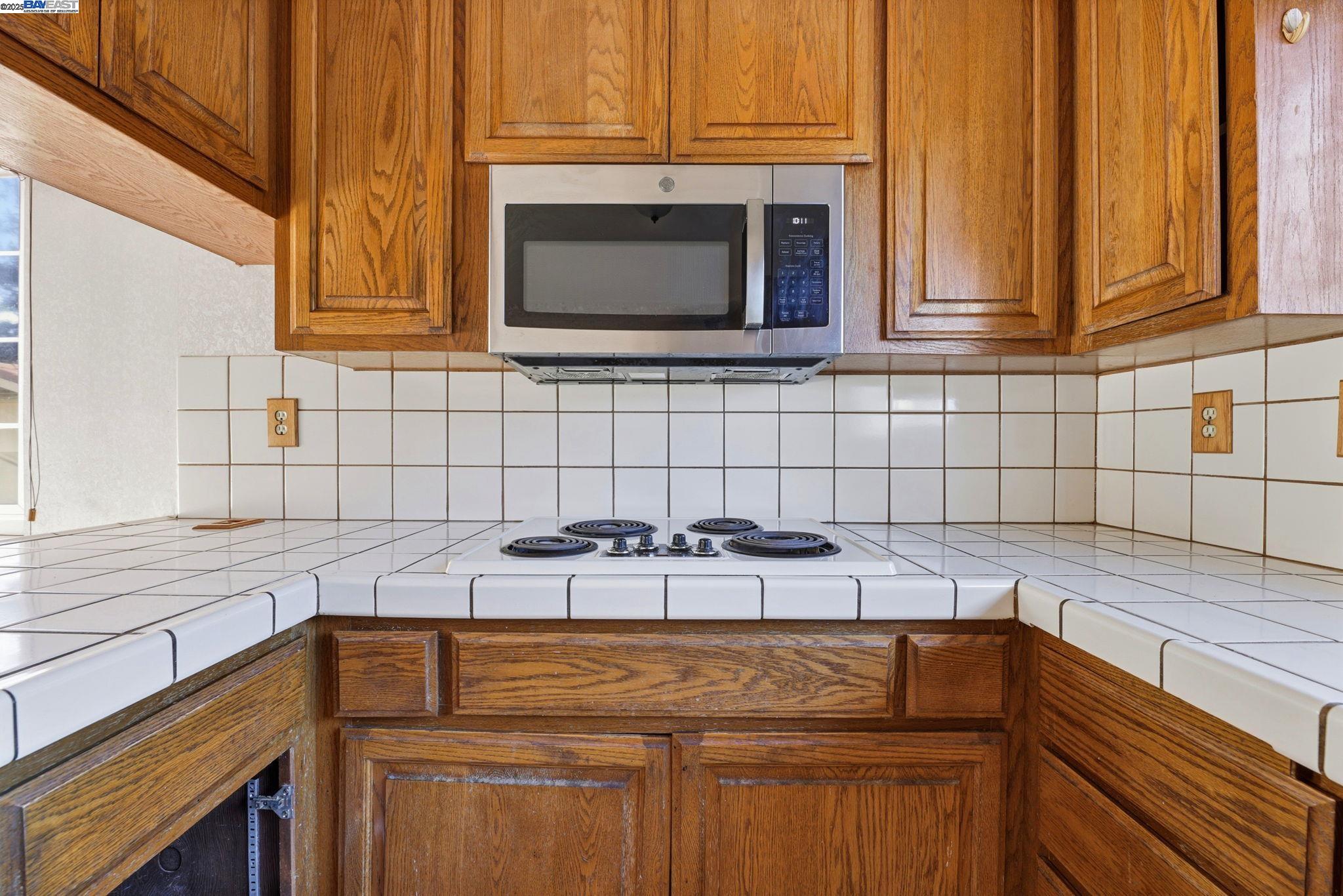 Detail Gallery Image 32 of 46 For 85 Sequoyah View, Oakland,  CA 94605 - 4 Beds | 3 Baths