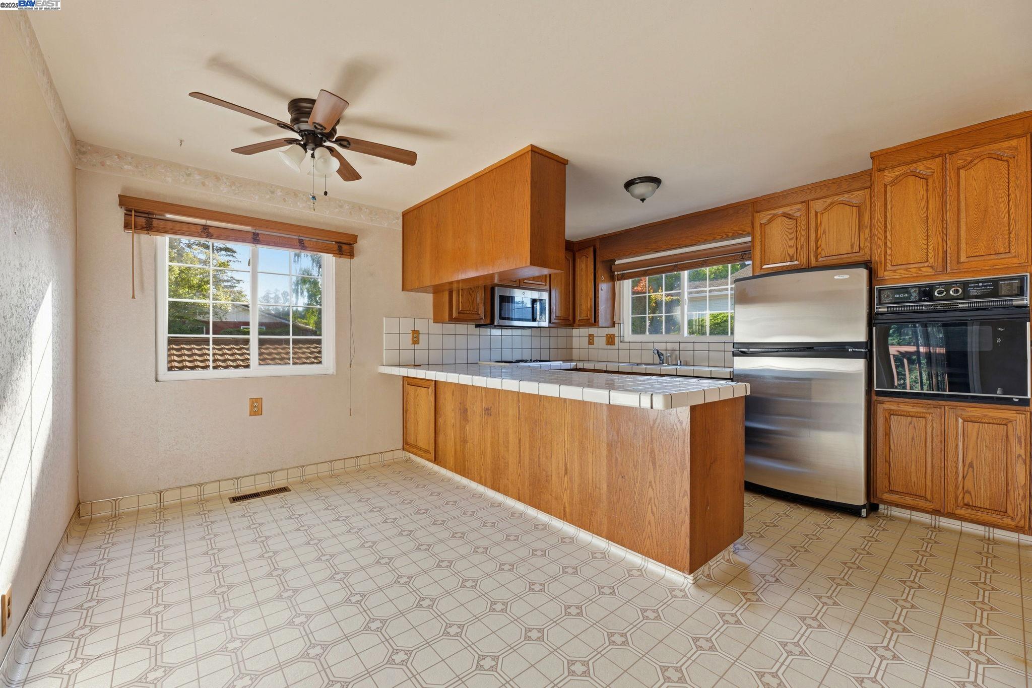 Detail Gallery Image 9 of 46 For 85 Sequoyah View, Oakland,  CA 94605 - 4 Beds | 3 Baths