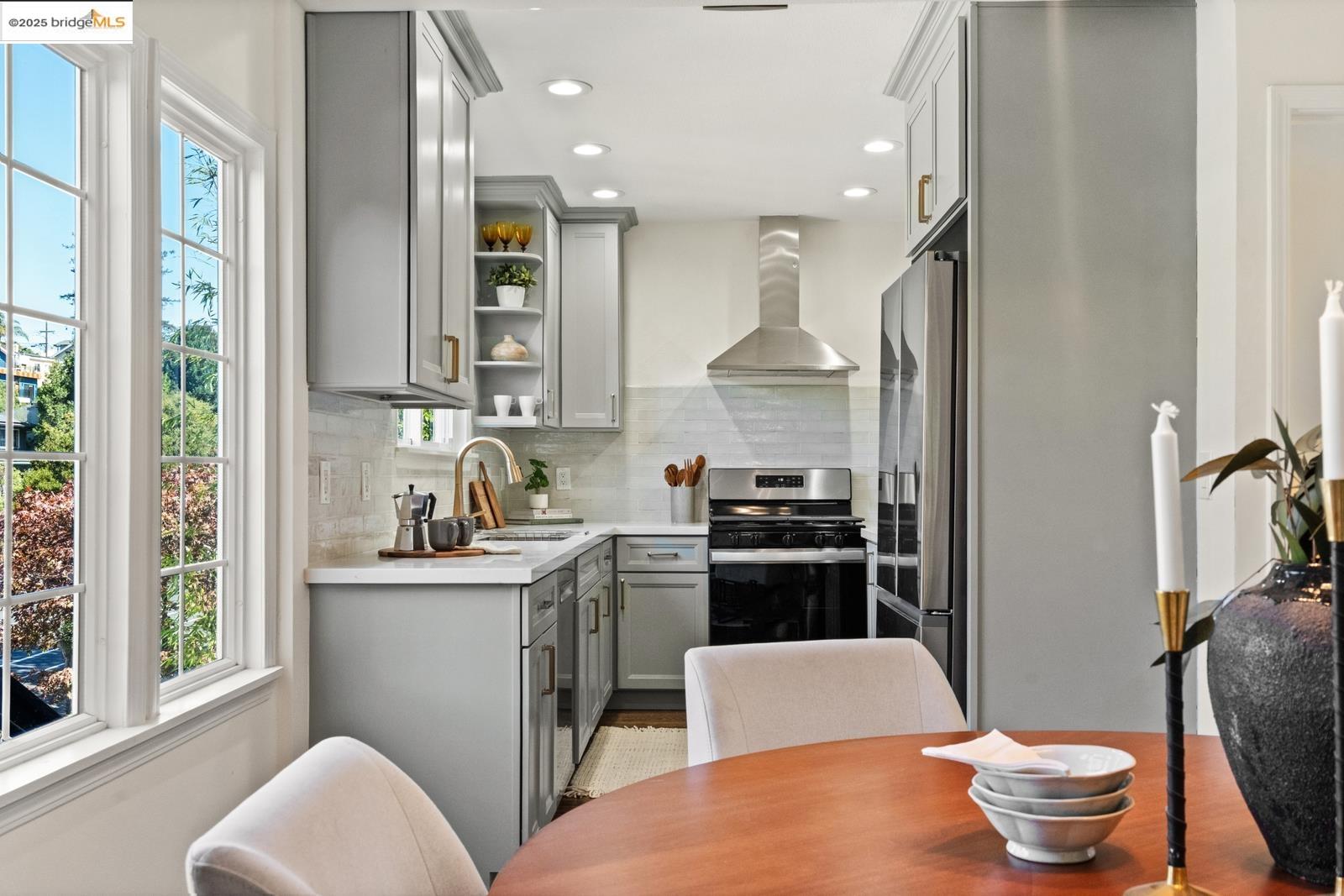 Detail Gallery Image 17 of 54 For 667 Mandana Blvd, Oakland,  CA 94610 - 3 Beds | 3 Baths