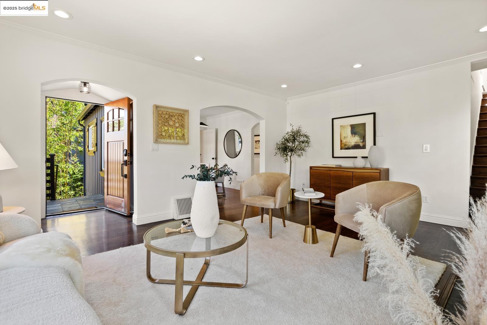 Detail Gallery Image 4 of 54 For 667 Mandana Blvd, Oakland,  CA 94610 - 3 Beds | 3 Baths