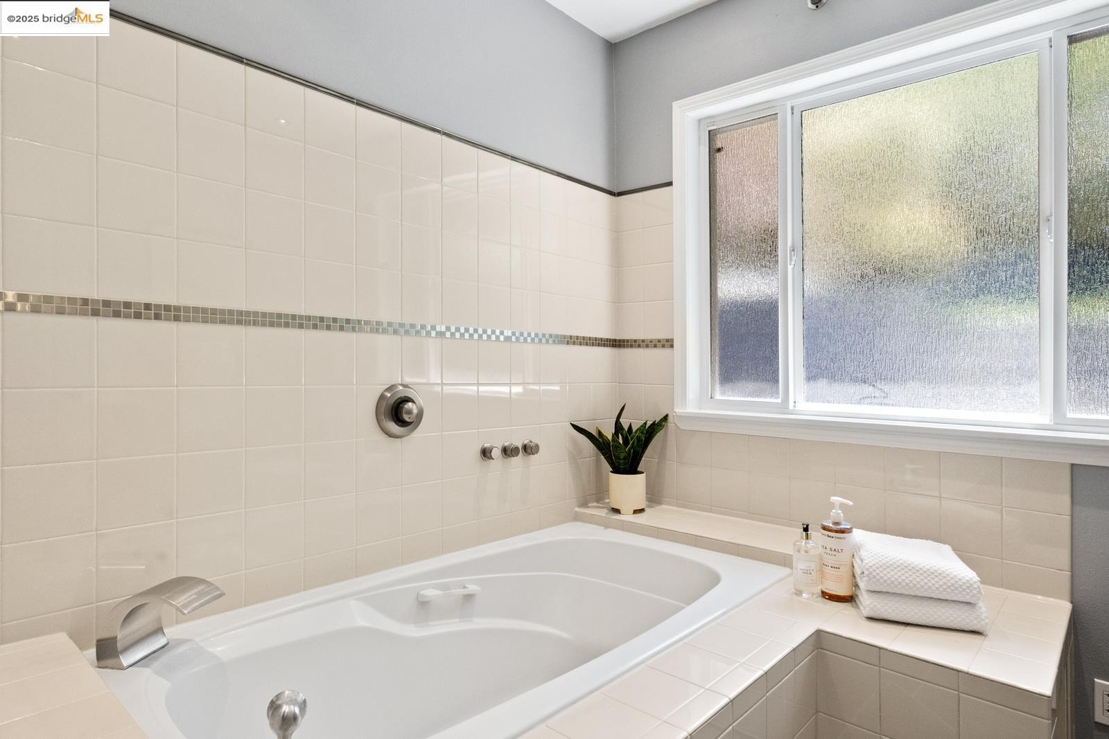 Detail Gallery Image 42 of 54 For 667 Mandana Blvd, Oakland,  CA 94610 - 3 Beds | 3 Baths