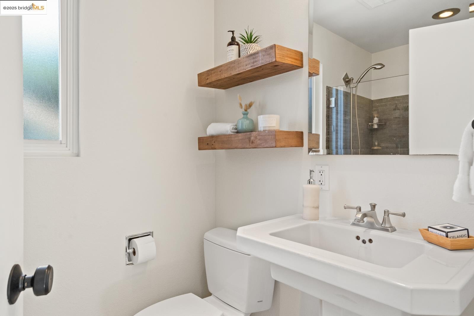 Detail Gallery Image 44 of 54 For 667 Mandana Blvd, Oakland,  CA 94610 - 3 Beds | 3 Baths